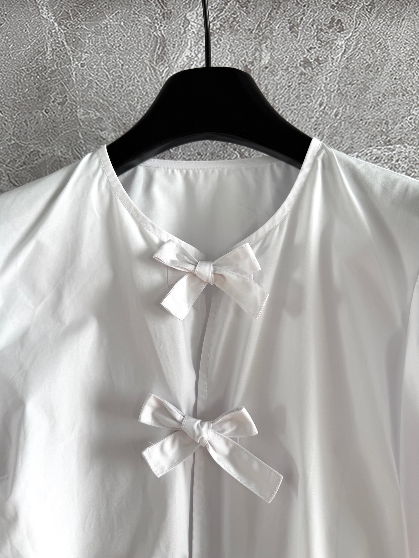 现货‼️‼️/泡泡袖系带衬衫✨府绸棉蝴蝶结🎀衬衫上衣，冷清小众 整体造型感很强，也可以当防晒开衫穿，是无