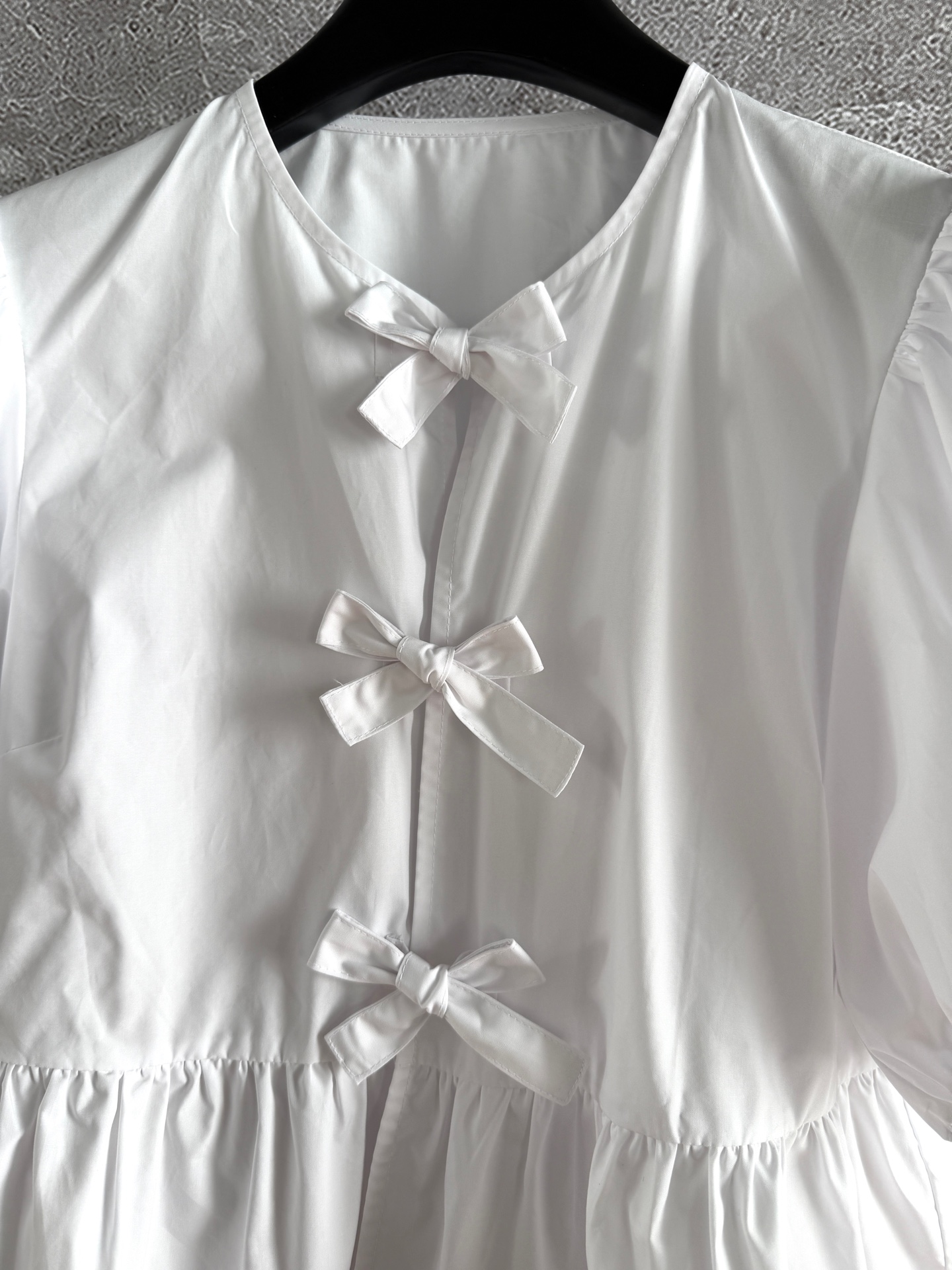 现货‼️‼️/泡泡袖系带衬衫✨府绸棉蝴蝶结🎀衬衫上衣，冷清小众 整体造型感很强，也可以当防晒开衫穿，是无