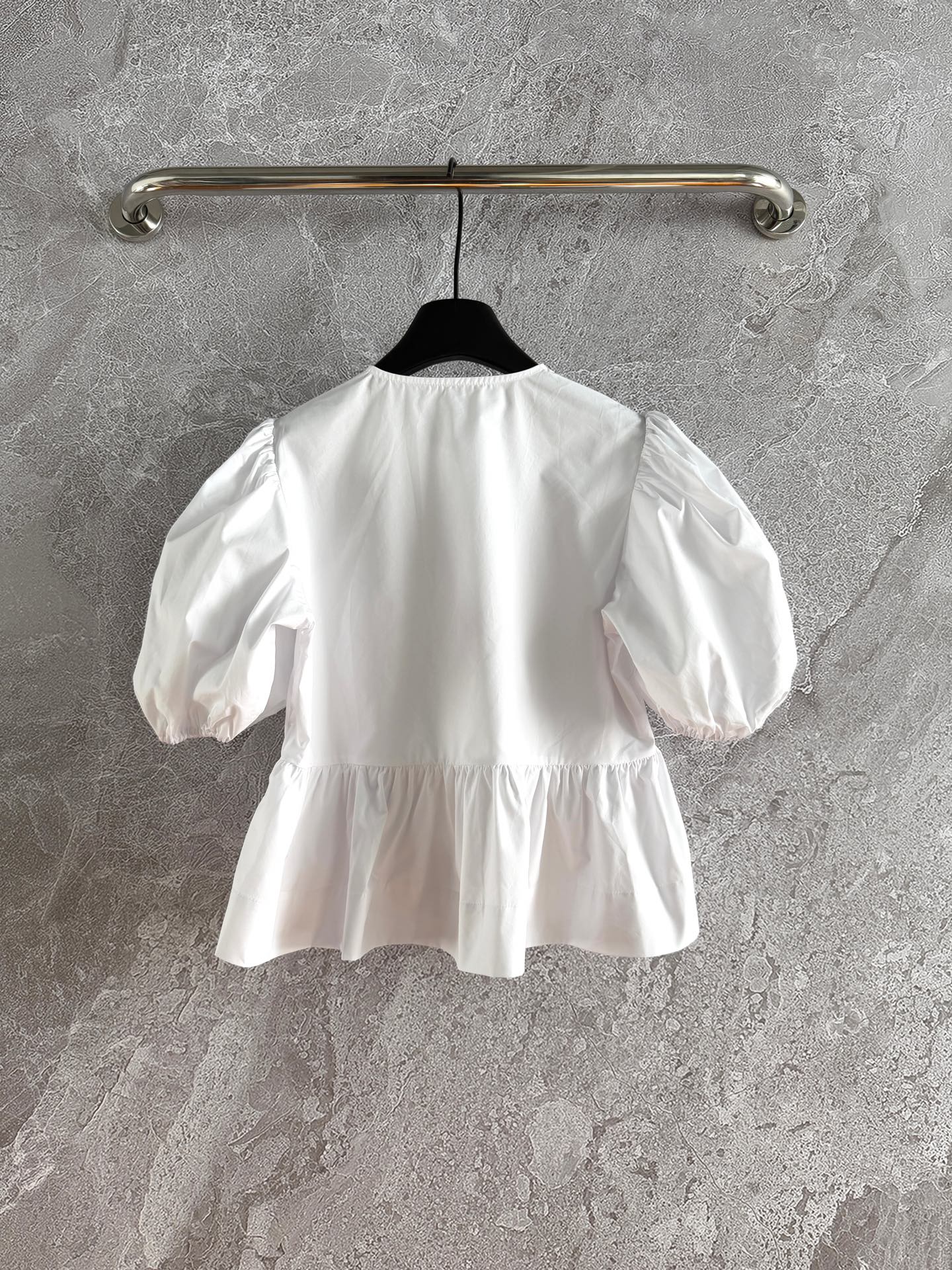 现货‼️‼️/泡泡袖系带衬衫✨府绸棉蝴蝶结🎀衬衫上衣，冷清小众 整体造型感很强，也可以当防晒开衫穿，是无