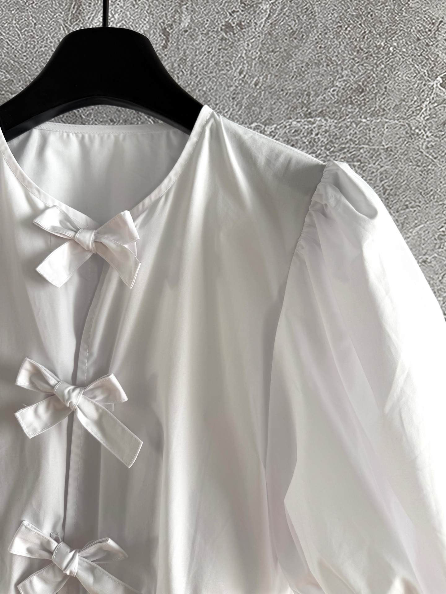 现货‼️‼️/泡泡袖系带衬衫✨府绸棉蝴蝶结🎀衬衫上衣，冷清小众 整体造型感很强，也可以当防晒开衫穿，是无