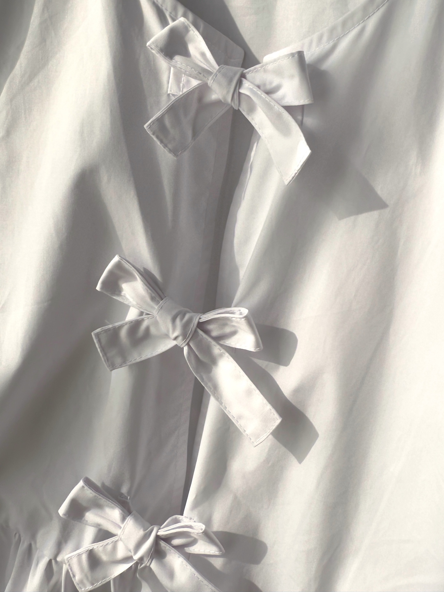 现货‼️‼️/泡泡袖系带衬衫✨府绸棉蝴蝶结🎀衬衫上衣，冷清小众 整体造型感很强，也可以当防晒开衫穿，是无