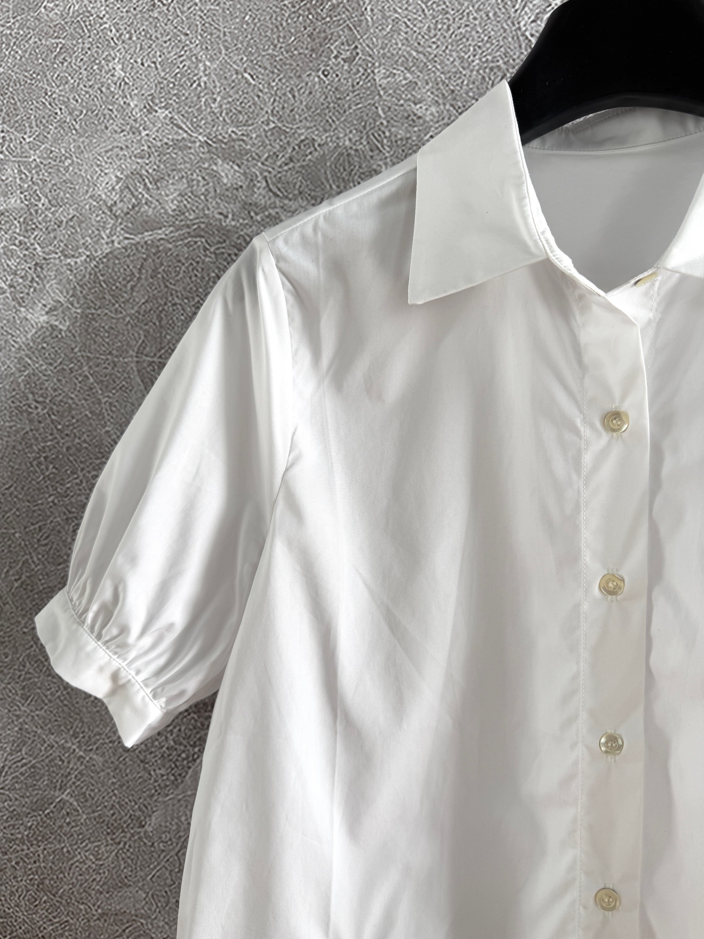 现货‼️‼️🛒款号028/泡泡袖衬衫✨采用府绸棉精心制作，天然贝壳纽扣，常规版型和尖领设计，饰以泡泡袖简