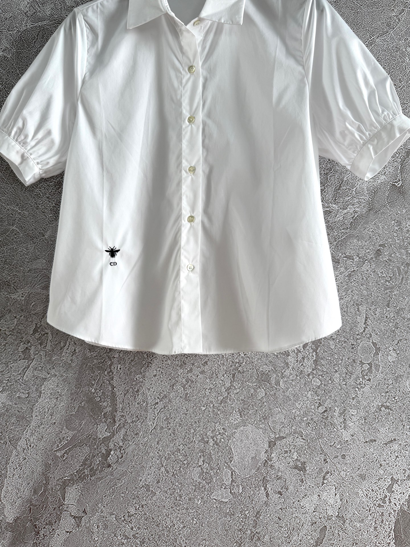 现货‼️‼️🛒款号028/泡泡袖衬衫✨采用府绸棉精心制作，天然贝壳纽扣，常规版型和尖领设计，饰以泡泡袖简