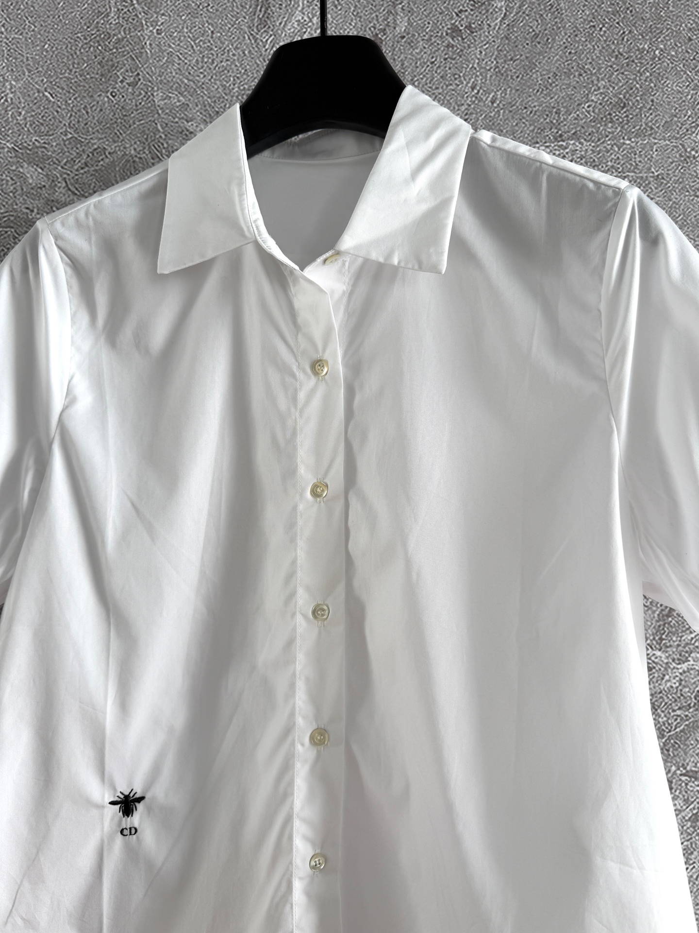 现货‼️‼️🛒款号028/泡泡袖衬衫✨采用府绸棉精心制作，天然贝壳纽扣，常规版型和尖领设计，饰以泡泡袖简