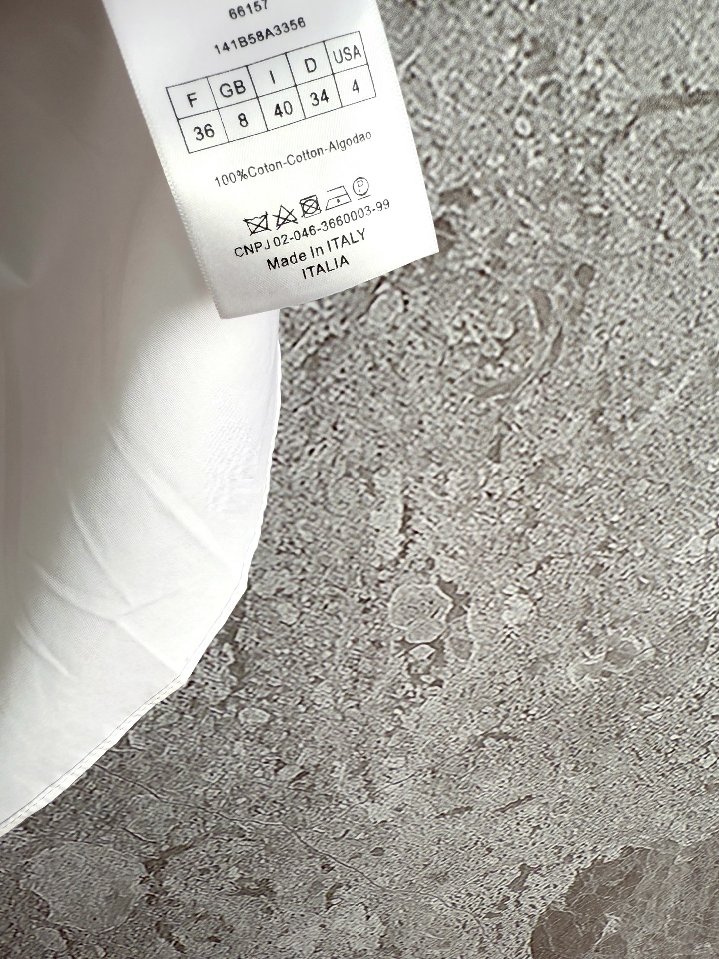 现货‼️‼️🛒款号028/泡泡袖衬衫✨采用府绸棉精心制作，天然贝壳纽扣，常规版型和尖领设计，饰以泡泡袖简