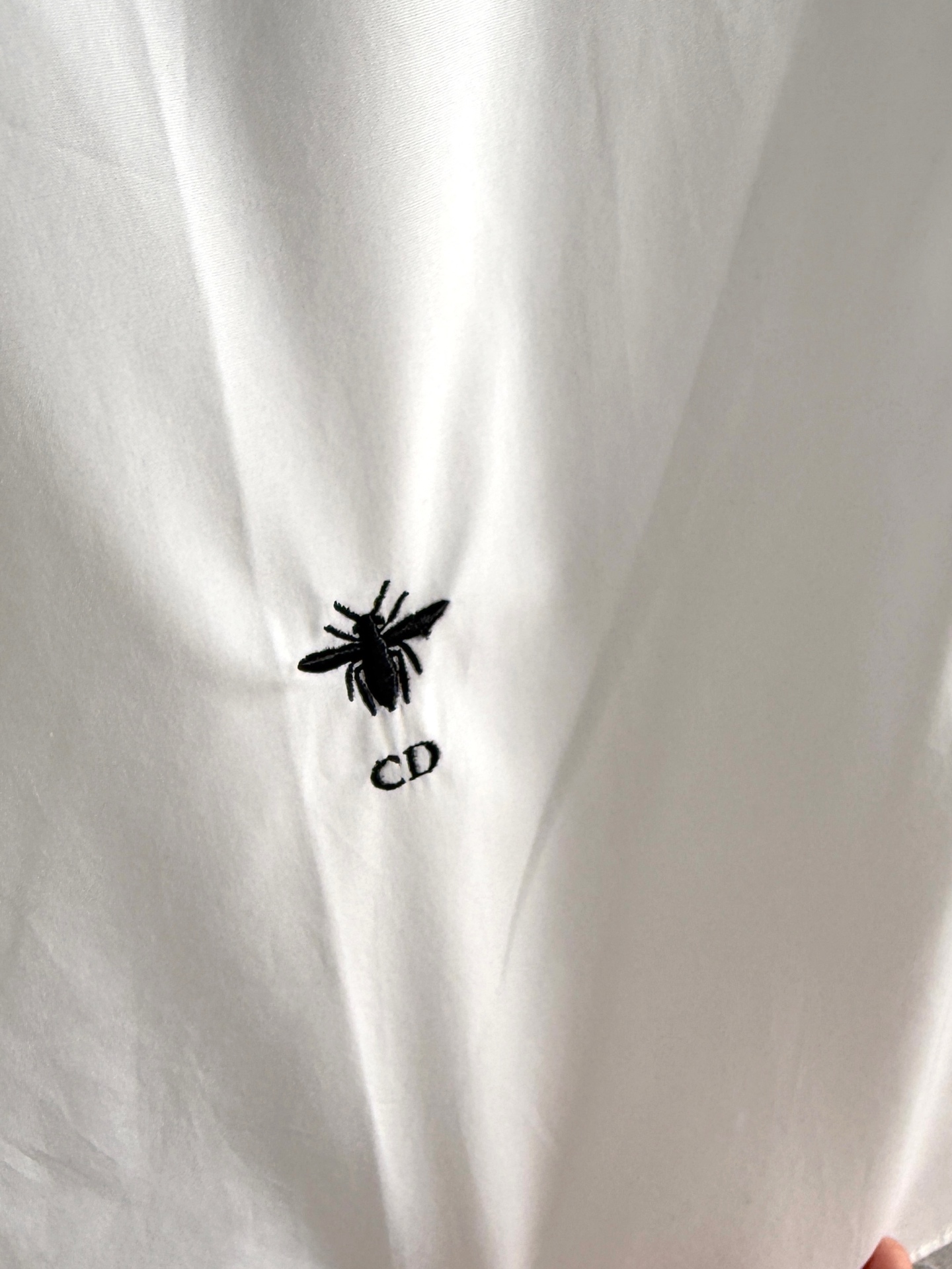 现货‼️‼️🛒款号028/泡泡袖衬衫✨采用府绸棉精心制作，天然贝壳纽扣，常规版型和尖领设计，饰以泡泡袖简