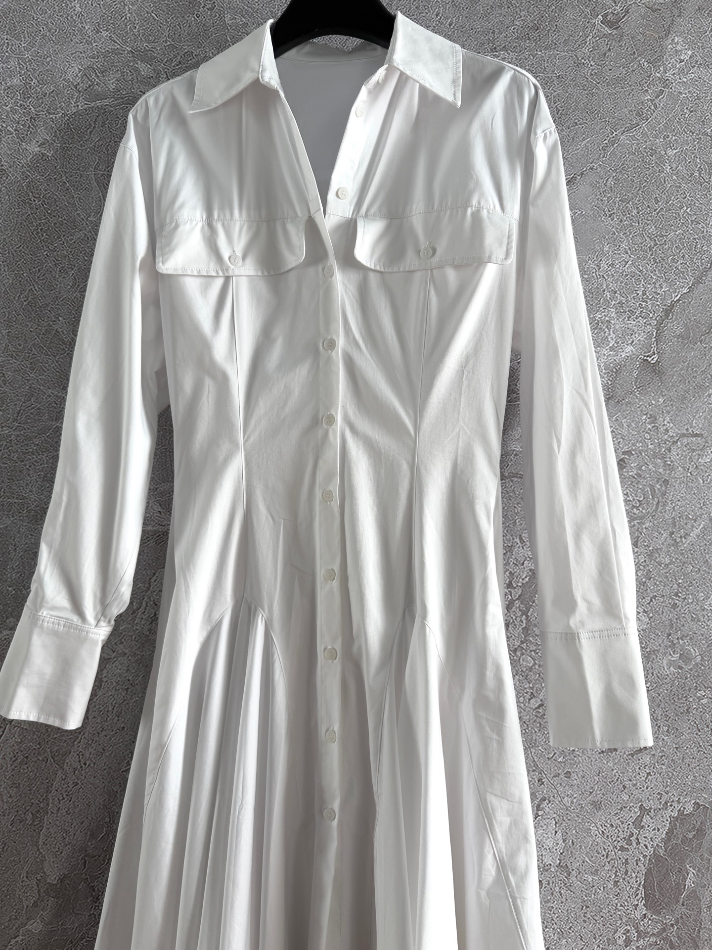 现货‼️‼️/束腰大摆连衣裙✨走路带风，非常造型感的风格，整件5米多用料，超大裙摆像伞裙一样支撑，层次感