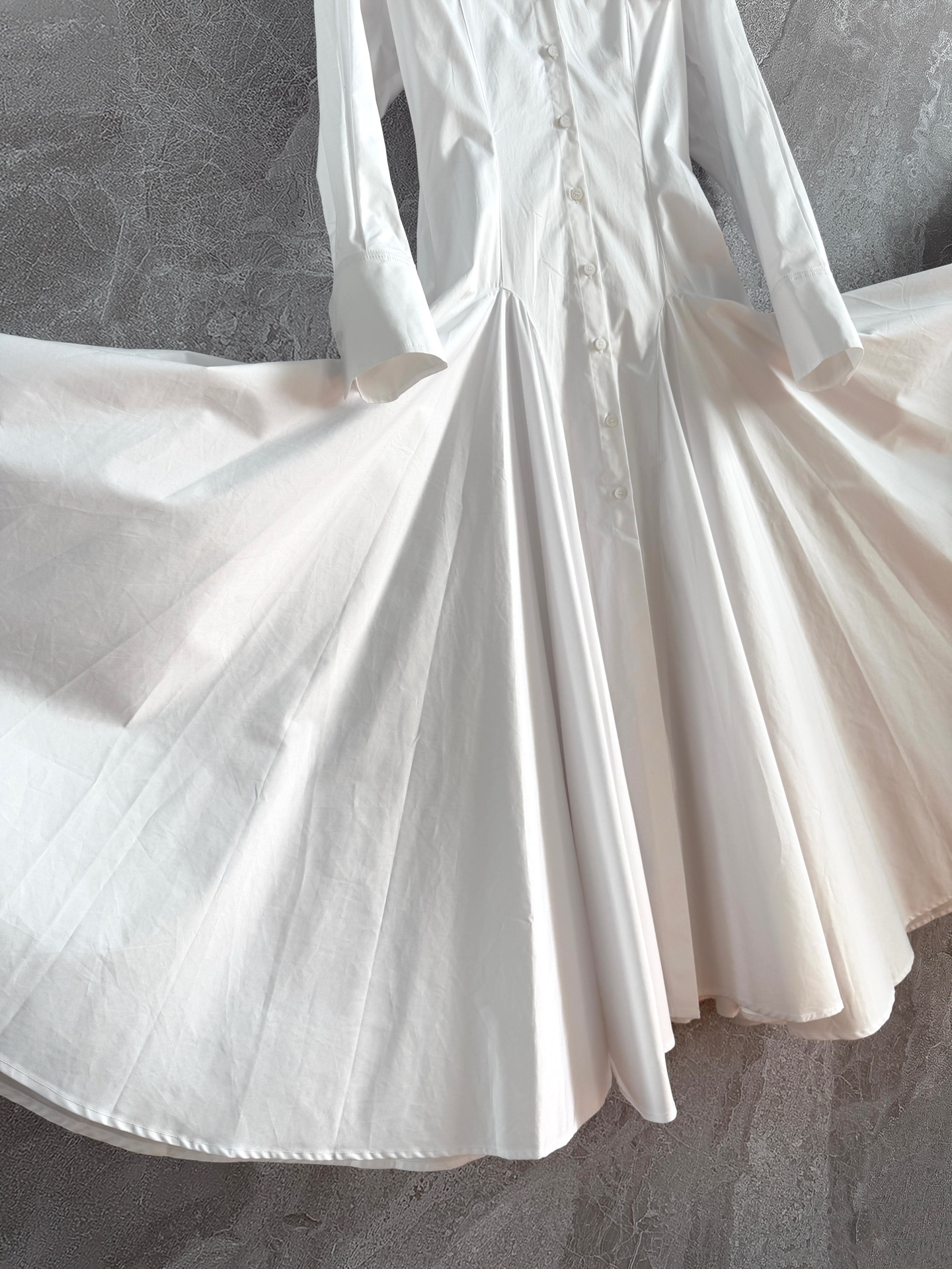 现货‼️‼️/束腰大摆连衣裙✨走路带风，非常造型感的风格，整件5米多用料，超大裙摆像伞裙一样支撑，层次感