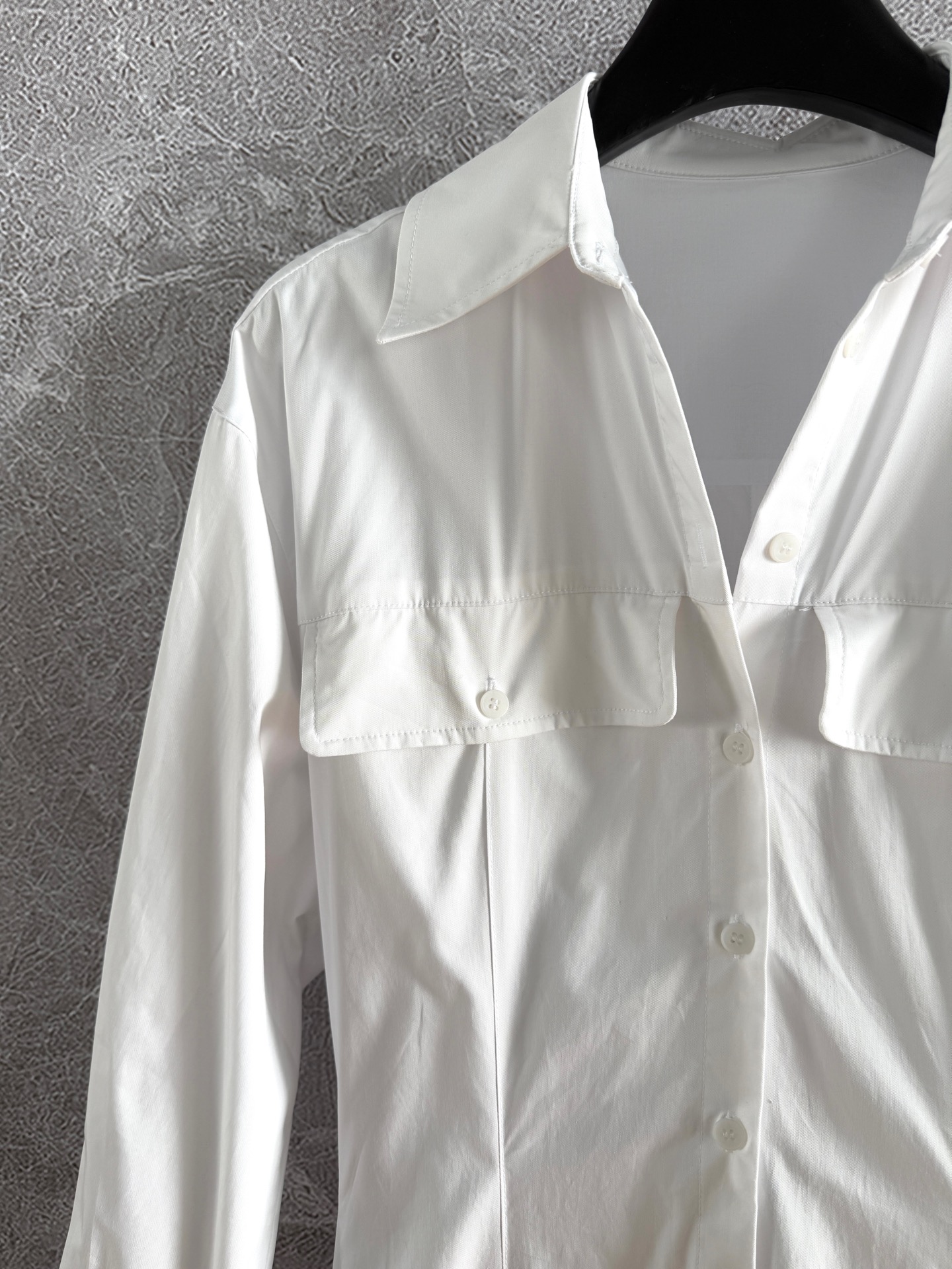 现货‼️‼️/束腰大摆连衣裙✨走路带风，非常造型感的风格，整件5米多用料，超大裙摆像伞裙一样支撑，层次感