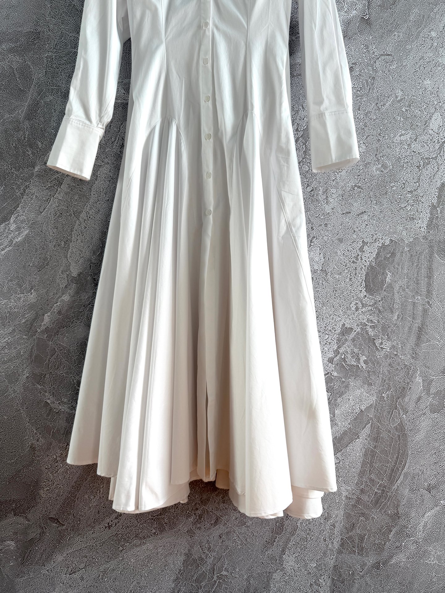 现货‼️‼️/束腰大摆连衣裙✨走路带风，非常造型感的风格，整件5米多用料，超大裙摆像伞裙一样支撑，层次感