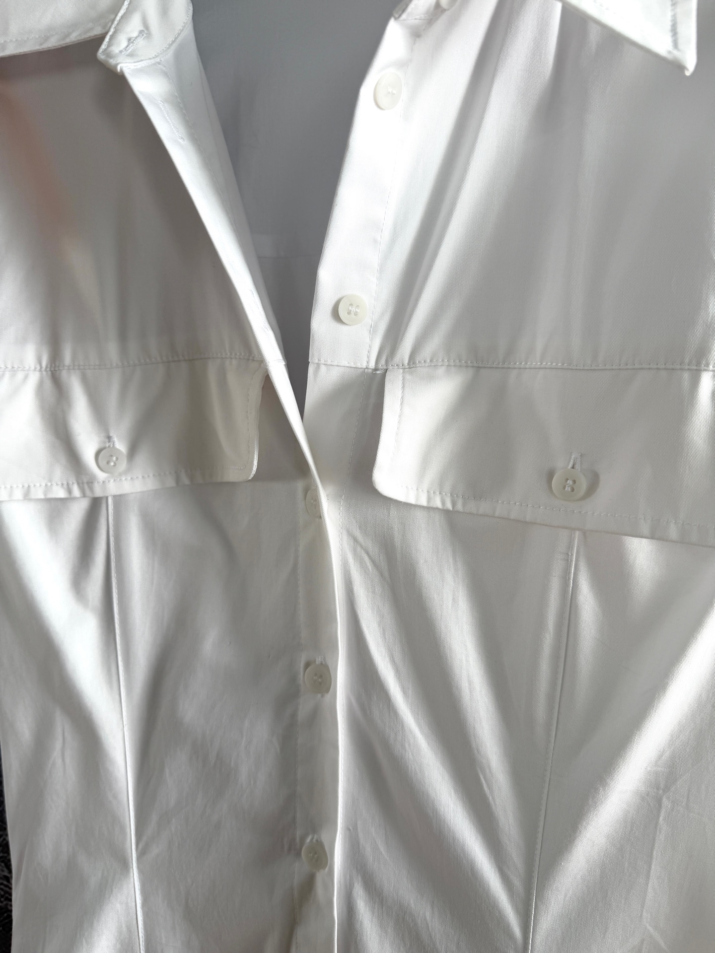 现货‼️‼️/束腰大摆连衣裙✨走路带风，非常造型感的风格，整件5米多用料，超大裙摆像伞裙一样支撑，层次感