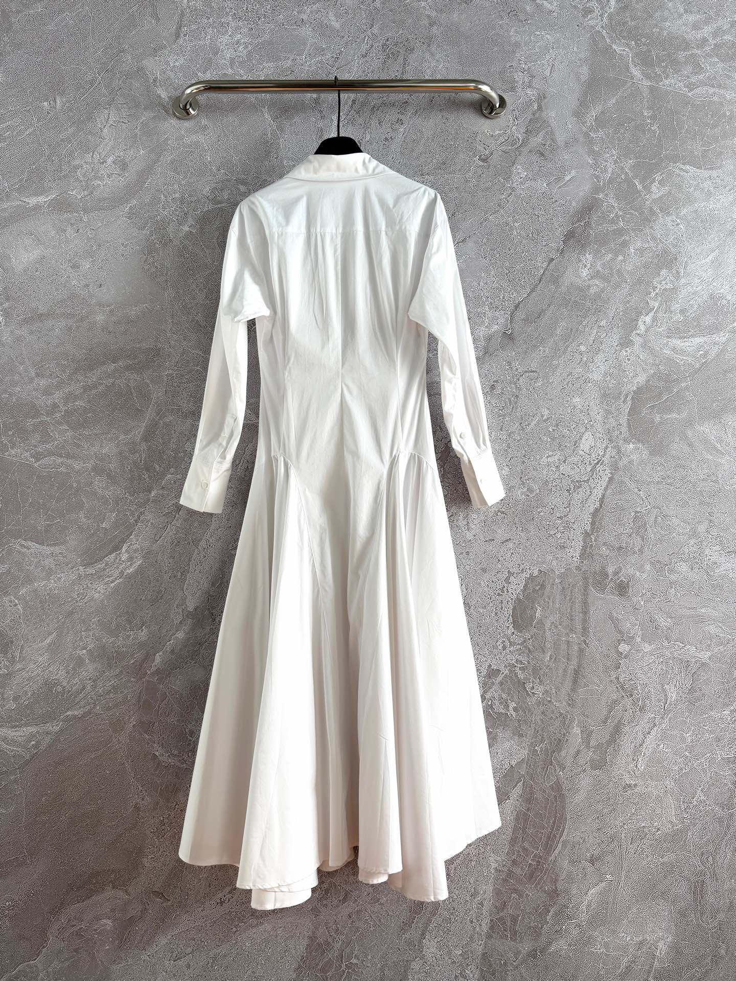 现货‼️‼️/束腰大摆连衣裙✨走路带风，非常造型感的风格，整件5米多用料，超大裙摆像伞裙一样支撑，层次感