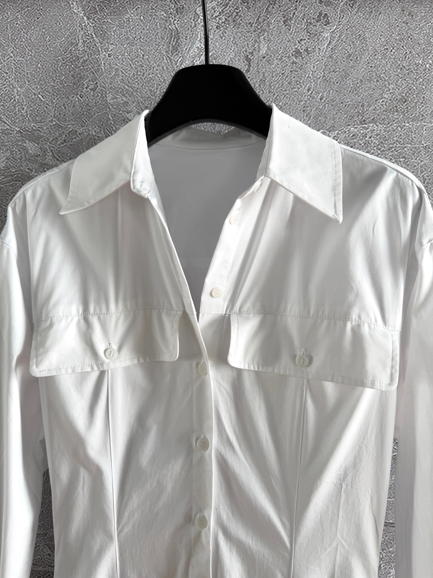 现货‼️‼️/束腰大摆连衣裙✨走路带风，非常造型感的风格，整件5米多用料，超大裙摆像伞裙一样支撑，层次感