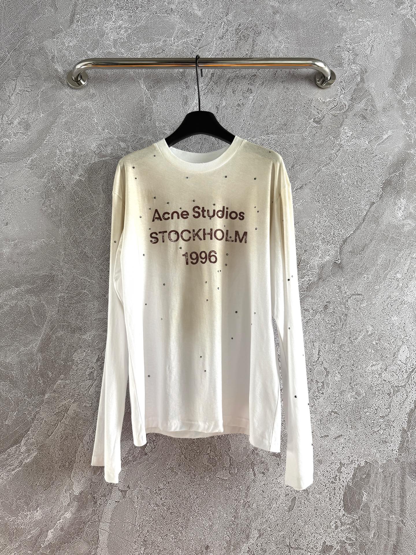 烫钻t恤✨手工做旧脏长袖上衣，手工喷色工艺+定位烫钻，还原了复古做旧效果，衣饰有Acne 1996 lo