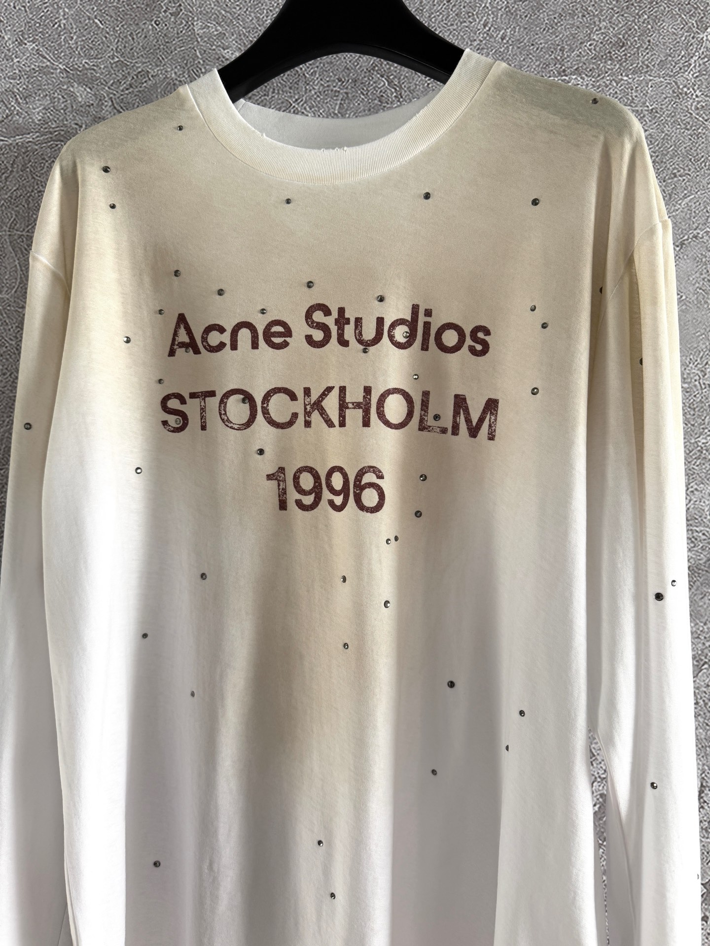 烫钻t恤✨手工做旧脏长袖上衣，手工喷色工艺+定位烫钻，还原了复古做旧效果，衣饰有Acne 1996 lo