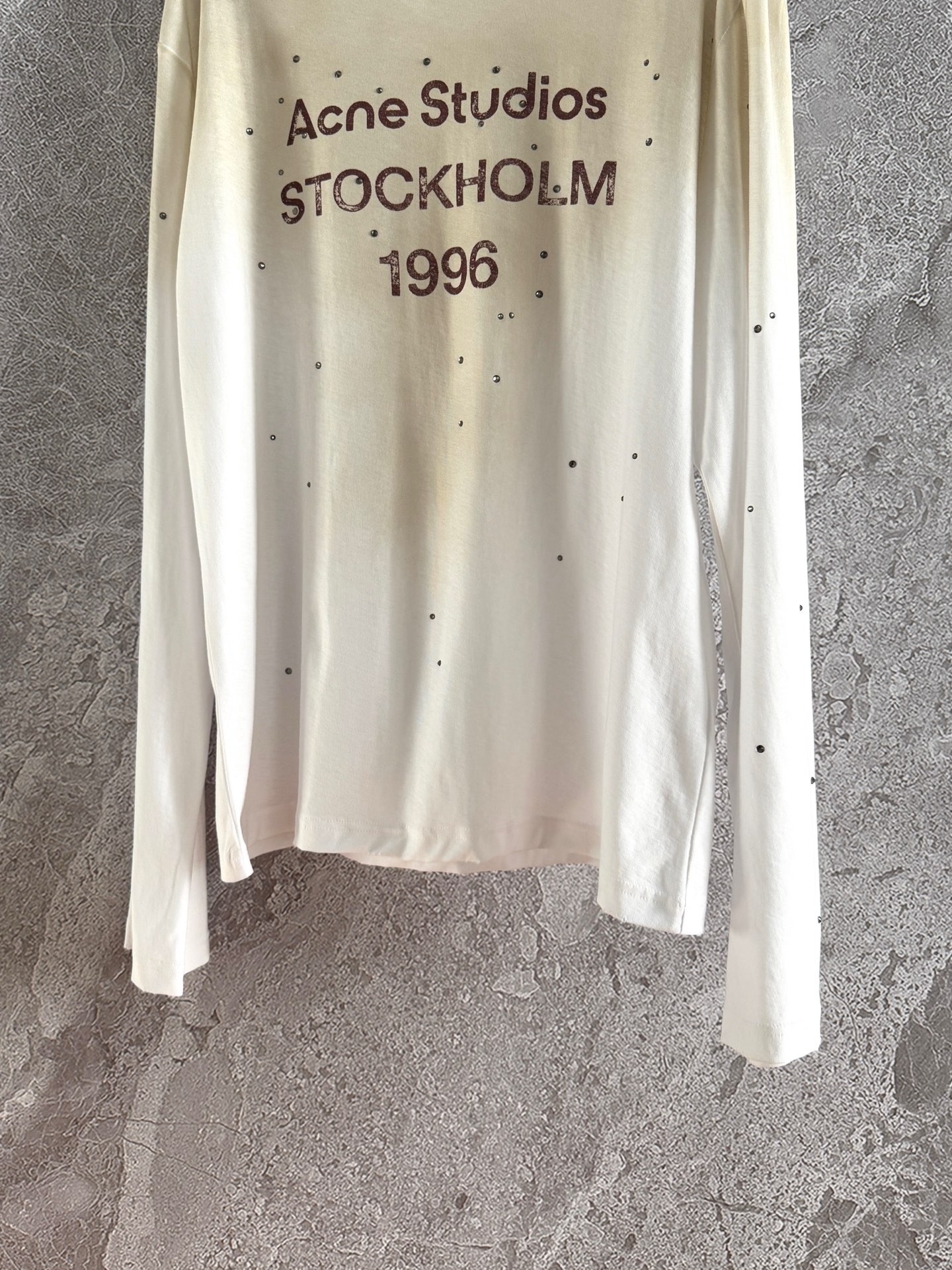 烫钻t恤✨手工做旧脏长袖上衣，手工喷色工艺+定位烫钻，还原了复古做旧效果，衣饰有Acne 1996 lo