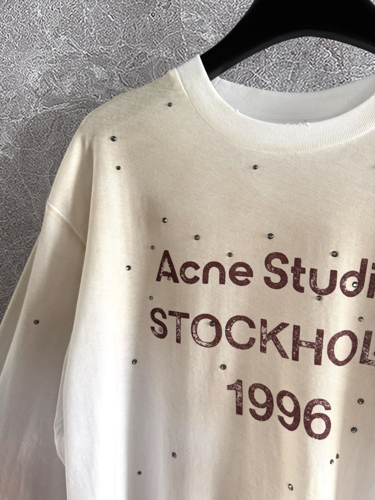 烫钻t恤✨手工做旧脏长袖上衣，手工喷色工艺+定位烫钻，还原了复古做旧效果，衣饰有Acne 1996 lo