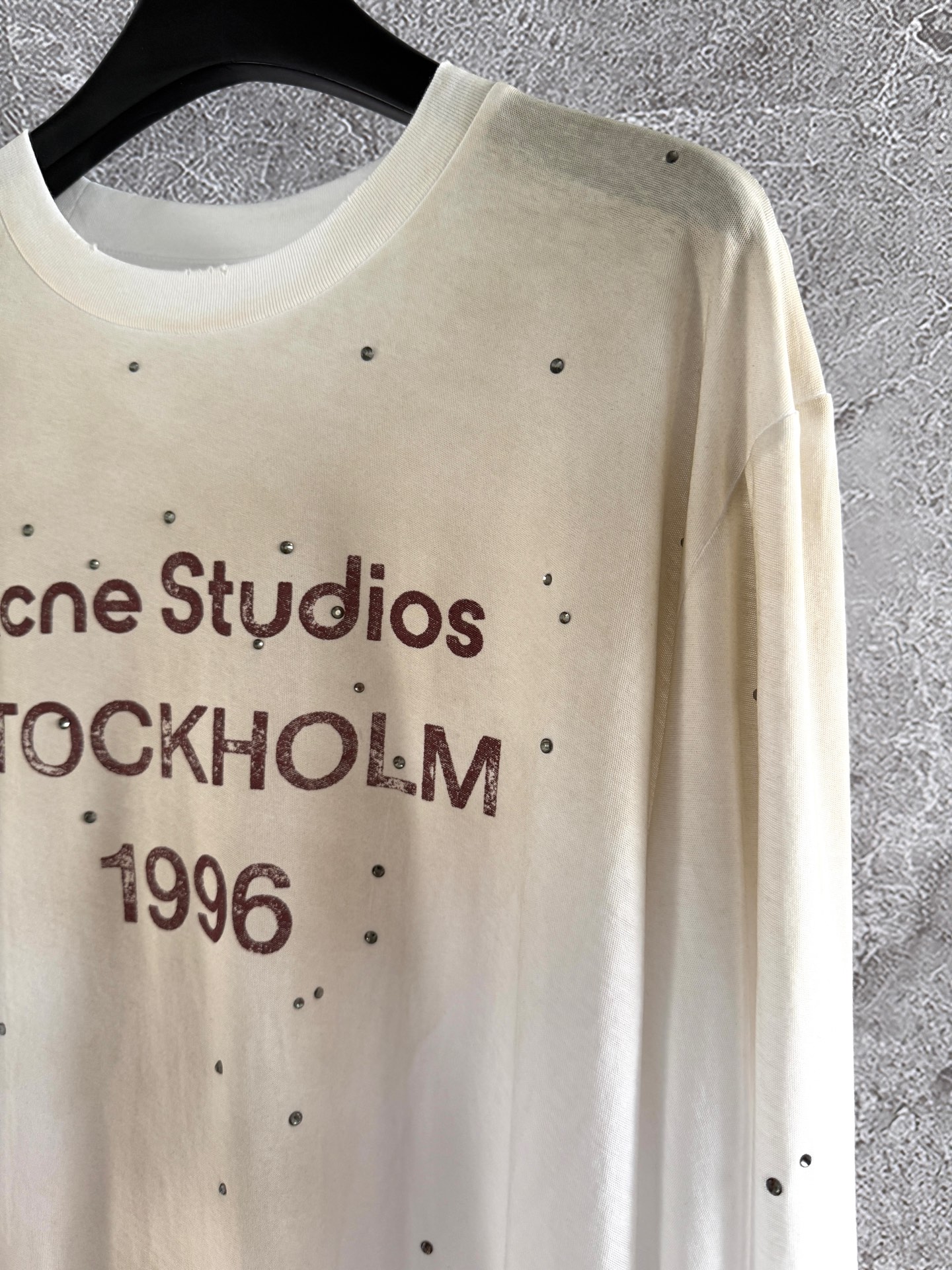 烫钻t恤✨手工做旧脏长袖上衣，手工喷色工艺+定位烫钻，还原了复古做旧效果，衣饰有Acne 1996 lo