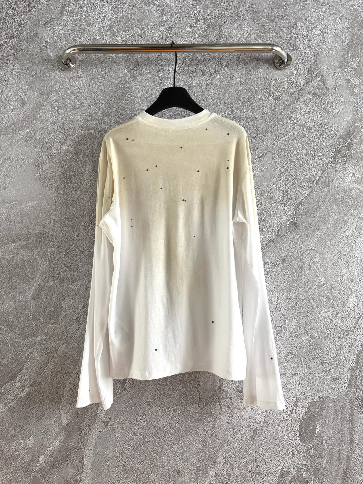 烫钻t恤✨手工做旧脏长袖上衣，手工喷色工艺+定位烫钻，还原了复古做旧效果，衣饰有Acne 1996 lo