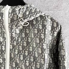 灰色老花外套✨来自iviera 限定系列,饰以今年新出灰色Oblique定织科技面料,密针织制作过程非常 灰色老花外套✨来自iviera 限定系列,饰以今年新出灰色Oblique定织科技面料,密针织制作过程非常