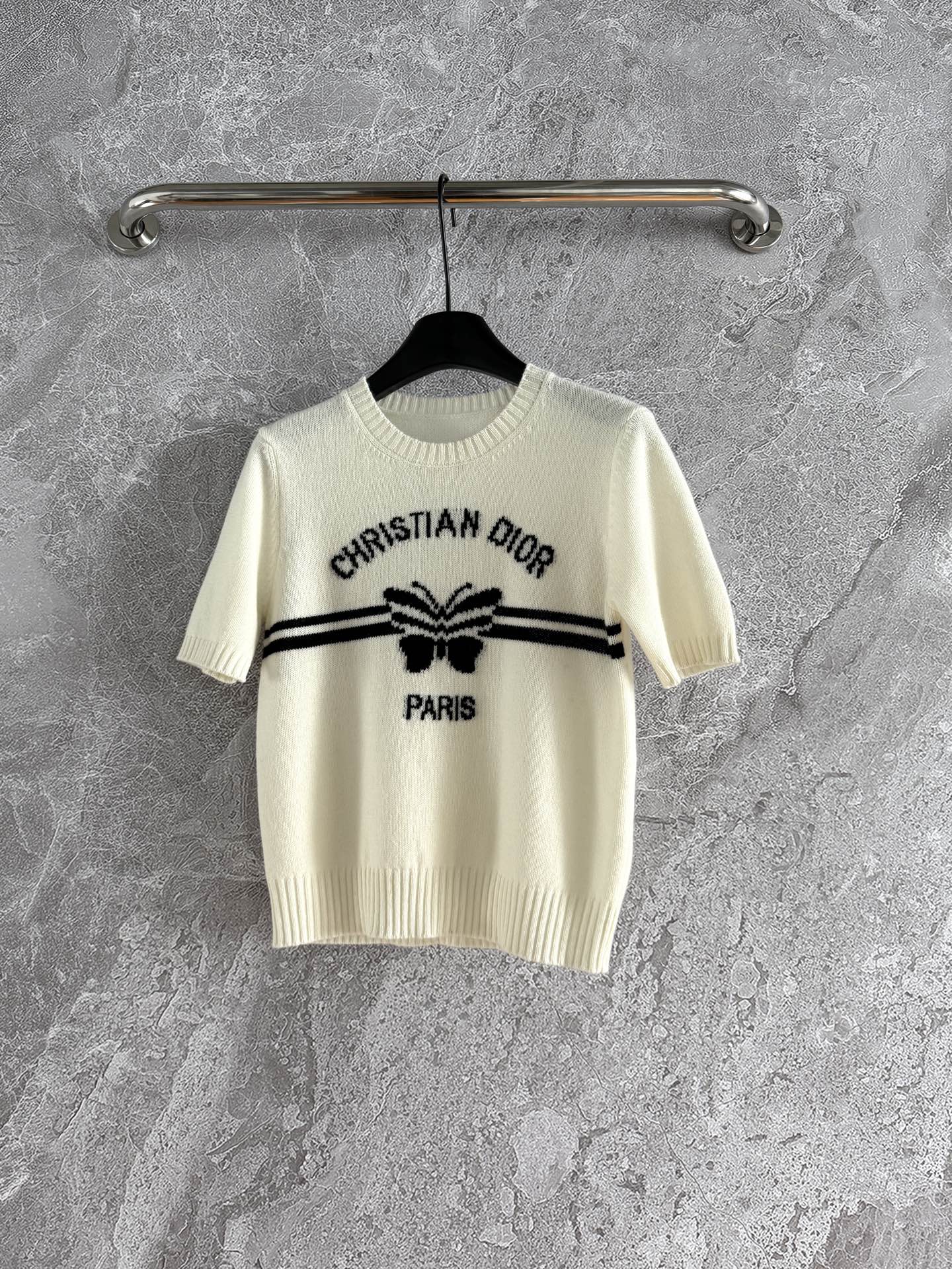 现货‼️‼️/蝴蝶针织衫✨轻薄软糯的山羊绒材质，纱线上身立体轻盈，亲肤体感太赞了，为舒适感买单，质感随便