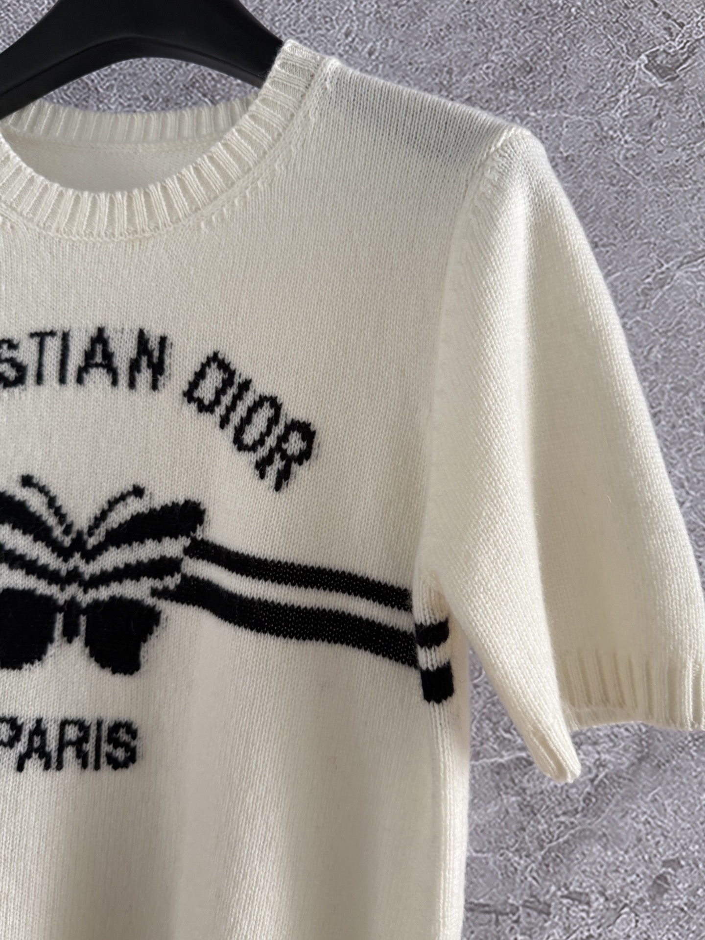 现货‼️‼️/蝴蝶针织衫✨轻薄软糯的山羊绒材质，纱线上身立体轻盈，亲肤体感太赞了，为舒适感买单，质感随便