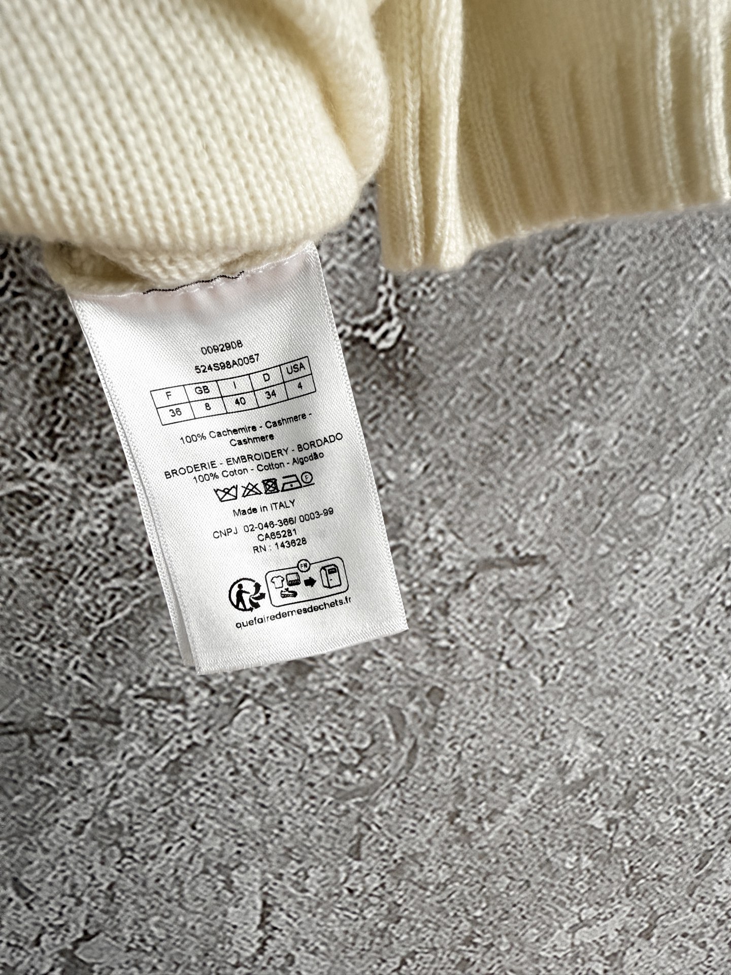 现货‼️‼️/蝴蝶针织衫✨轻薄软糯的山羊绒材质，纱线上身立体轻盈，亲肤体感太赞了，为舒适感买单，质感随便