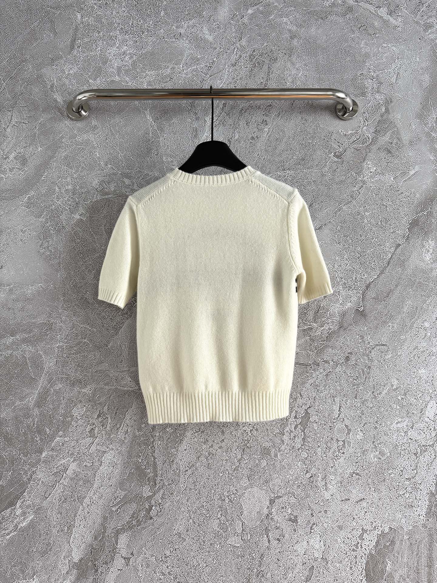 现货‼️‼️/蝴蝶针织衫✨轻薄软糯的山羊绒材质，纱线上身立体轻盈，亲肤体感太赞了，为舒适感买单，质感随便