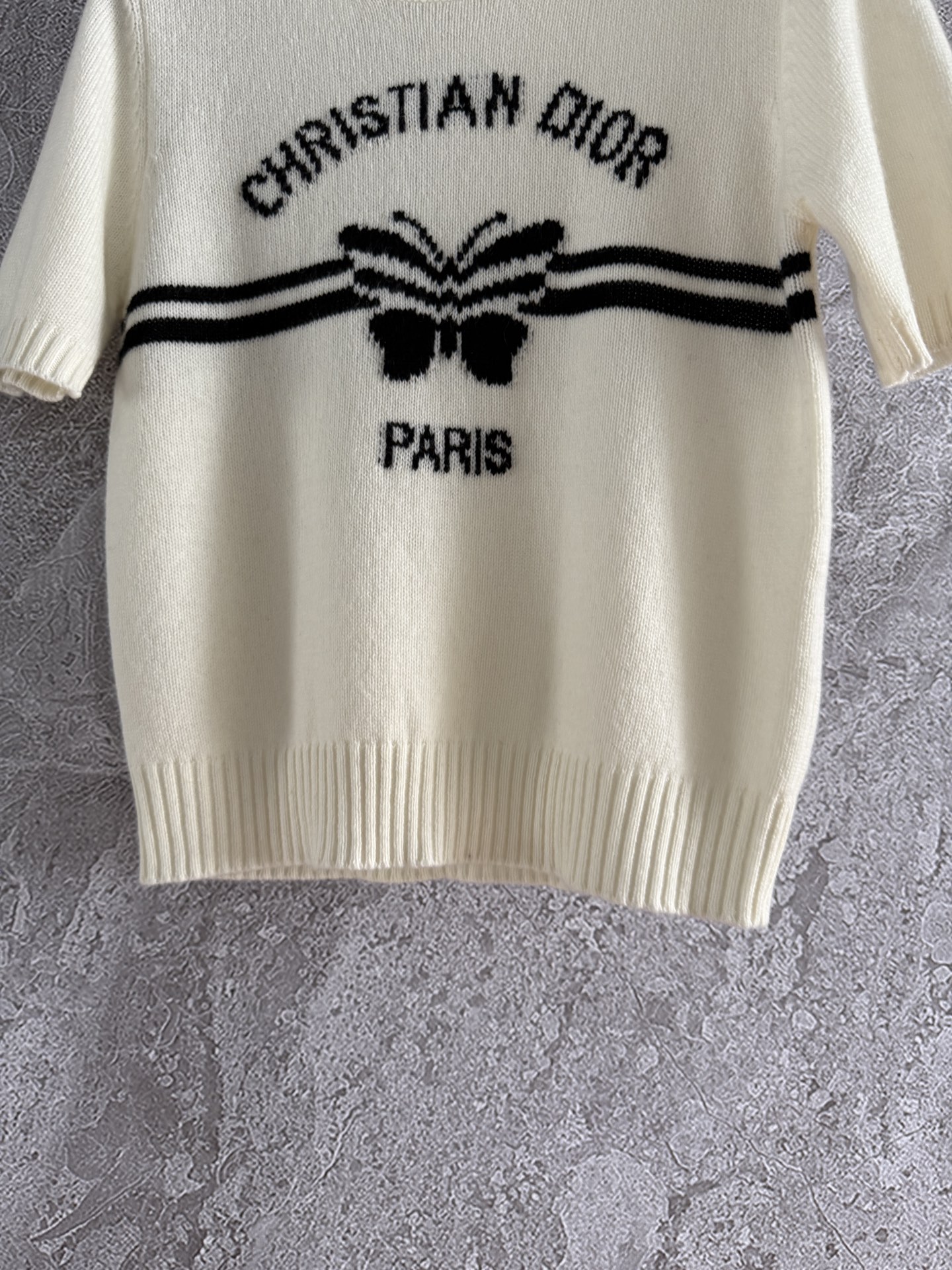 现货‼️‼️/蝴蝶针织衫✨轻薄软糯的山羊绒材质，纱线上身立体轻盈，亲肤体感太赞了，为舒适感买单，质感随便