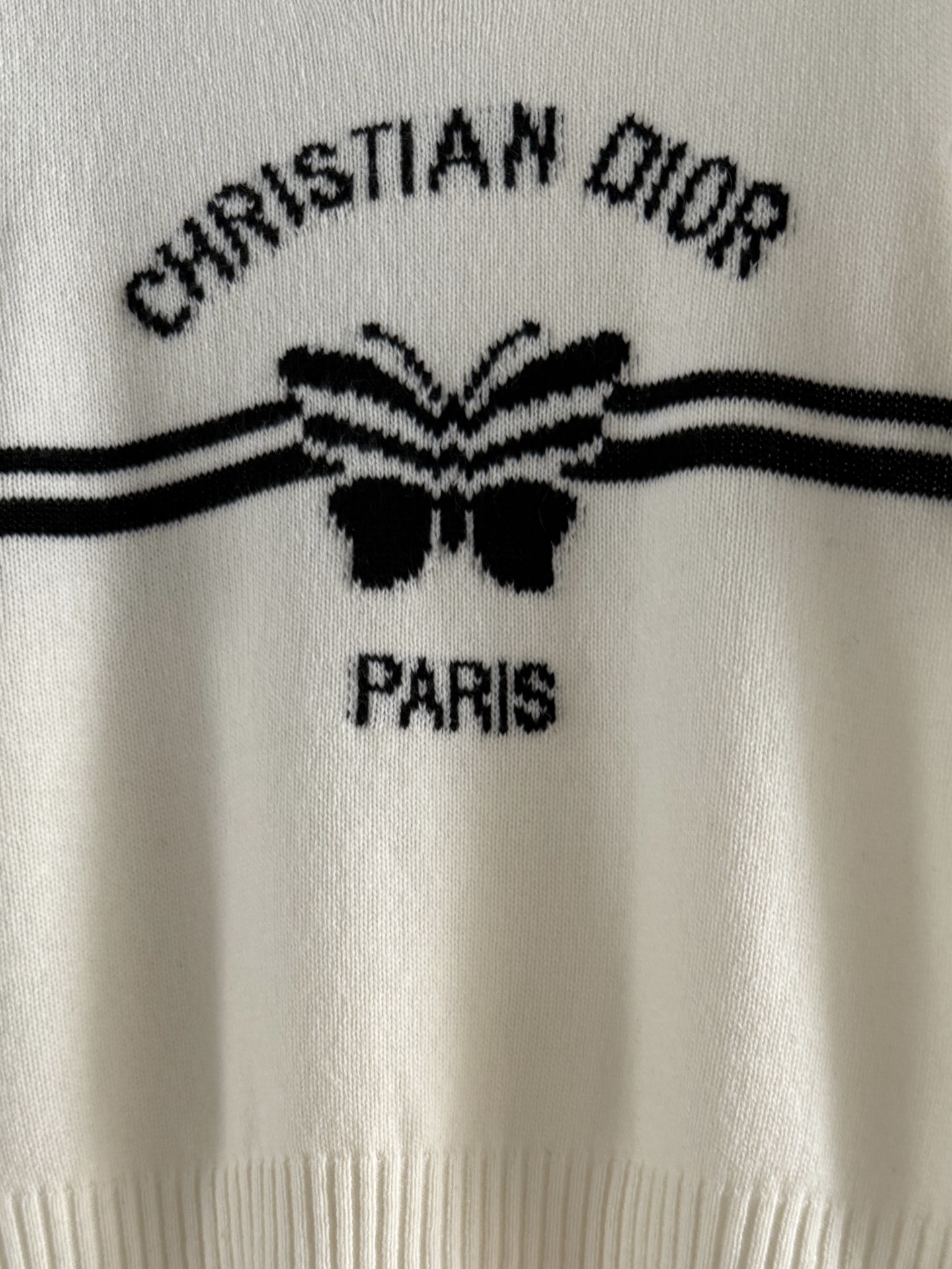 现货‼️‼️/蝴蝶针织衫✨轻薄软糯的山羊绒材质，纱线上身立体轻盈，亲肤体感太赞了，为舒适感买单，质感随便