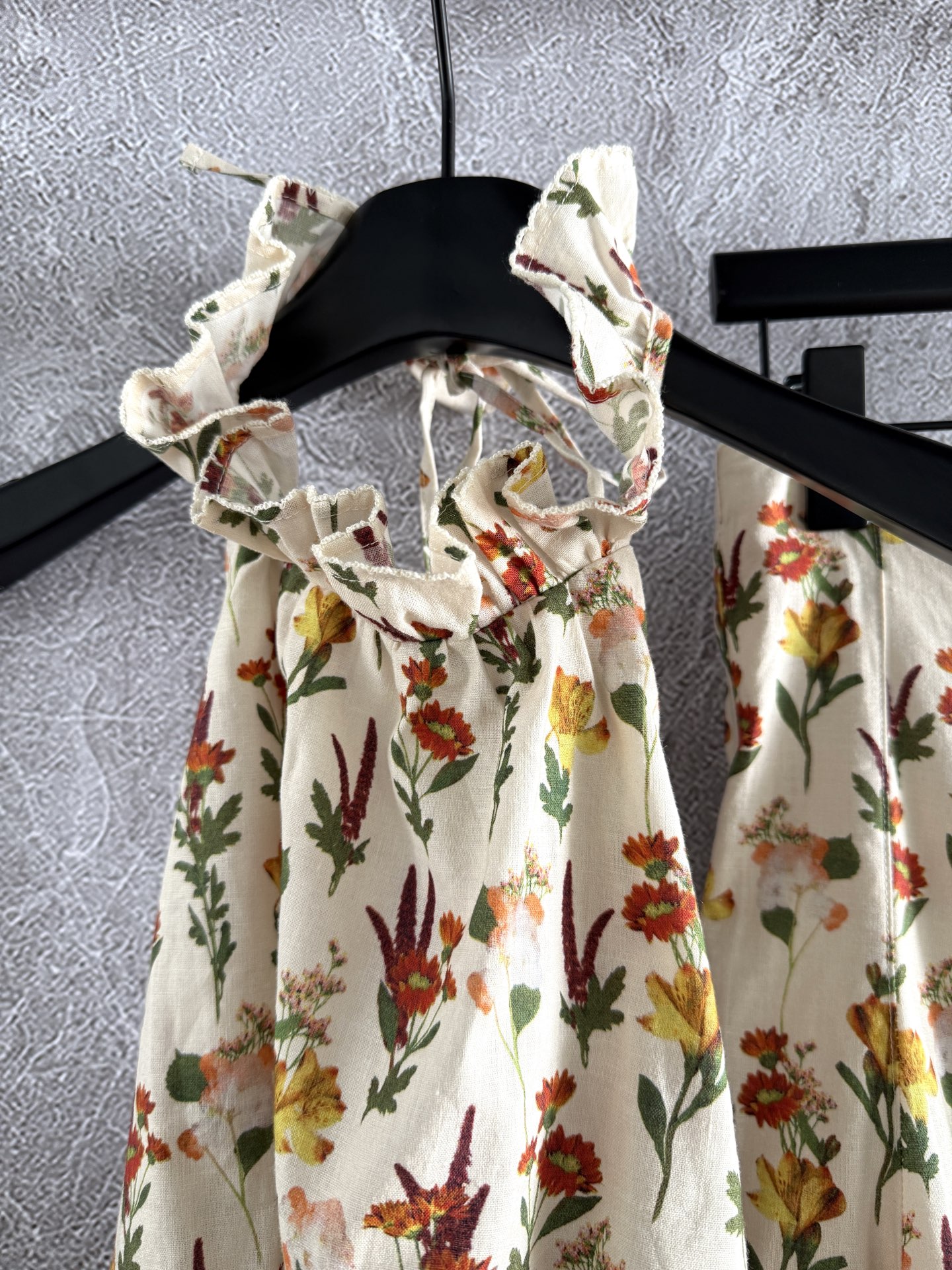 现货‼️‼️/挂脖上衣✨Agua by Agua Bendita以花卉和色彩为设计灵感，延续亚麻天然材质