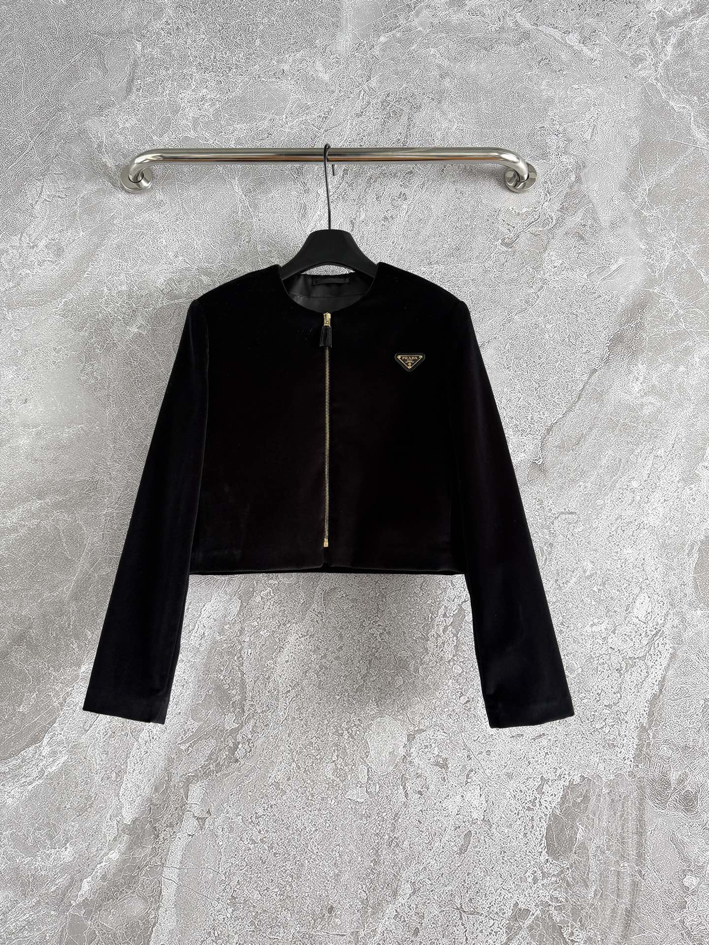 现货‼️/丝绒外套✨早春轻薄厚度，有垫肩，版型挺拔显的直角肩，流畅的线条感，内敛很多不张扬，完全是可以沉