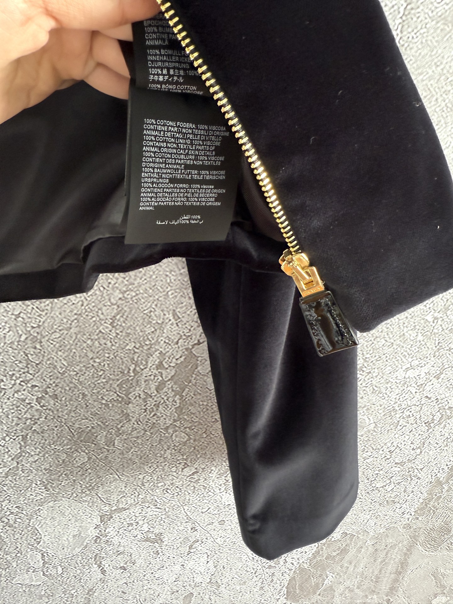 现货‼️/丝绒外套✨早春轻薄厚度，有垫肩，版型挺拔显的直角肩，流畅的线条感，内敛很多不张扬，完全是可以沉