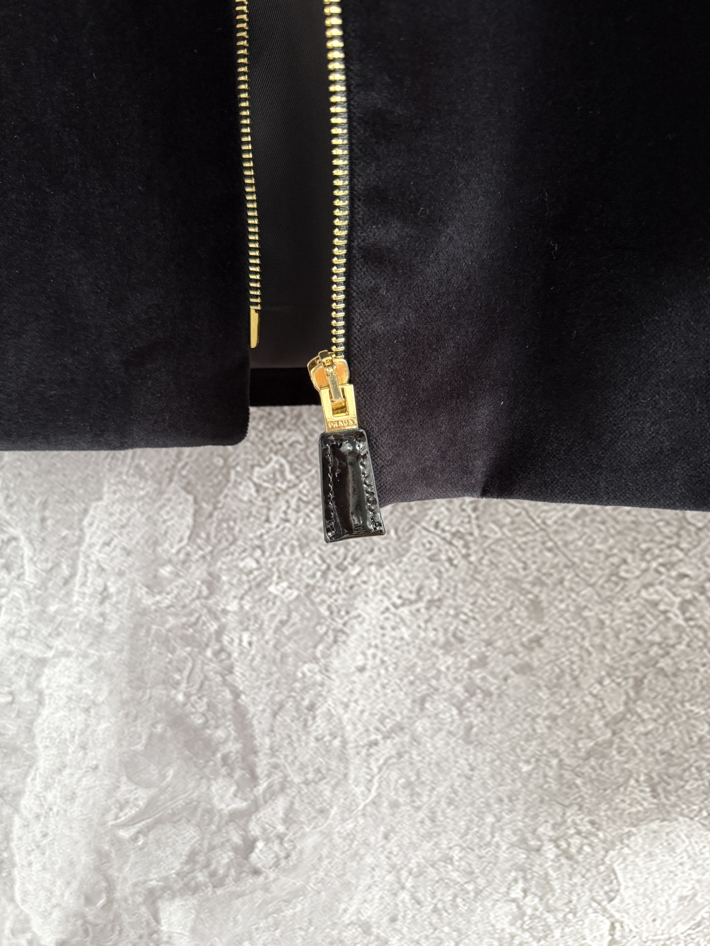 现货‼️/丝绒外套✨早春轻薄厚度，有垫肩，版型挺拔显的直角肩，流畅的线条感，内敛很多不张扬，完全是可以沉