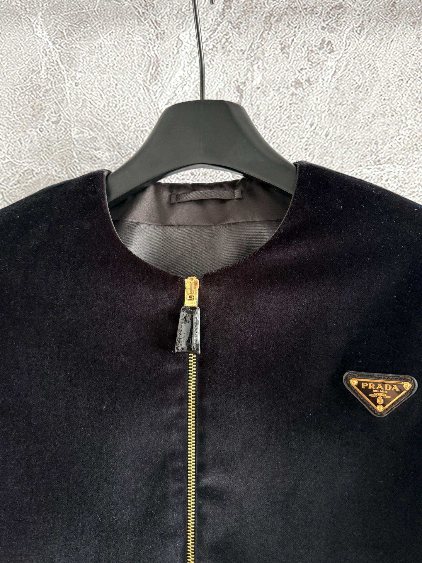 现货‼️/丝绒外套✨早春轻薄厚度，有垫肩，版型挺拔显的直角肩，流畅的线条感，内敛很多不张扬，完全是可以沉