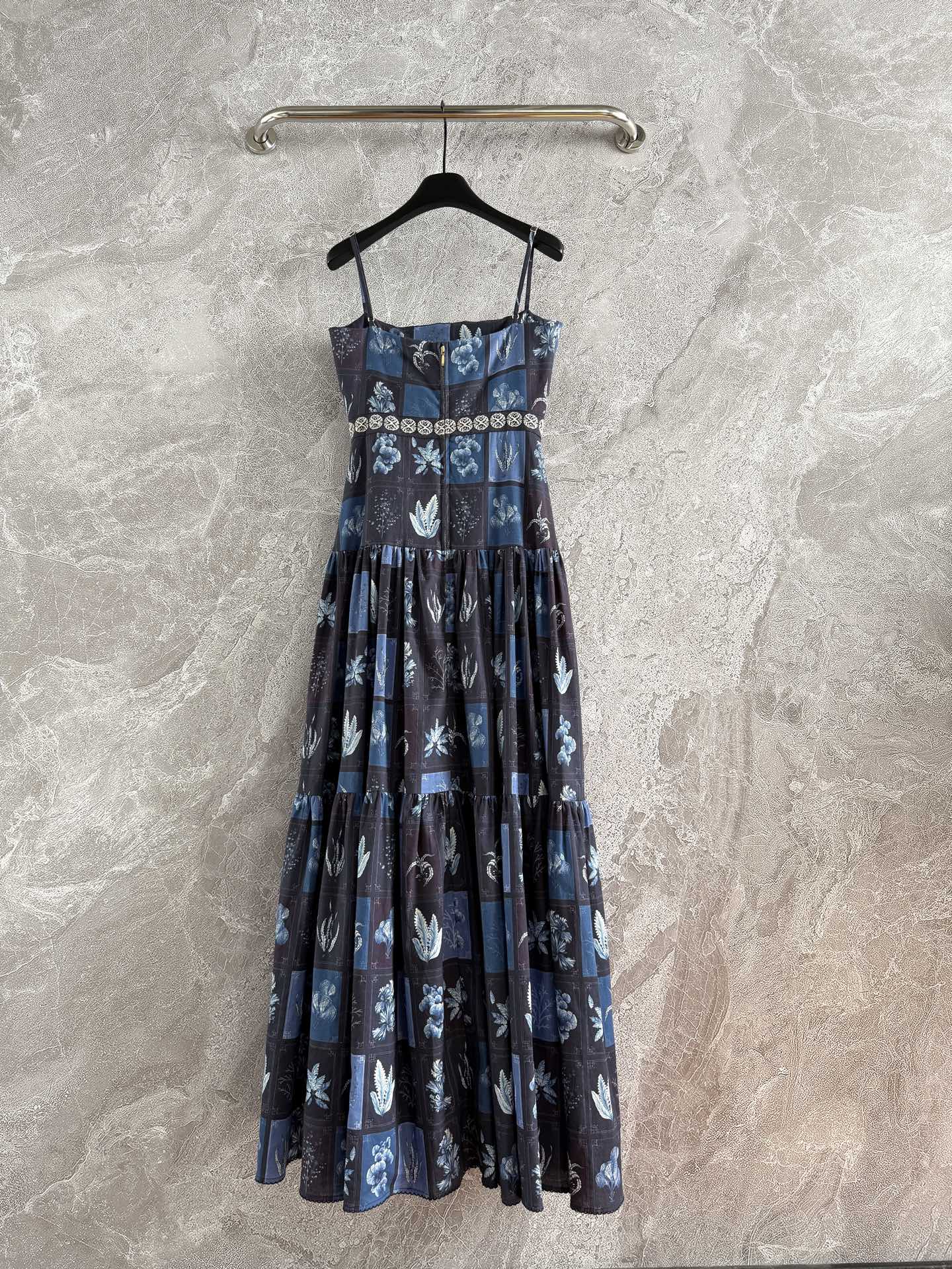 现货‼️‼️/吊带连衣裙✨Agua度假风热带植卉印花长裙，亚麻材质、内衬全棉，很透气完全不会闷热，日常穿