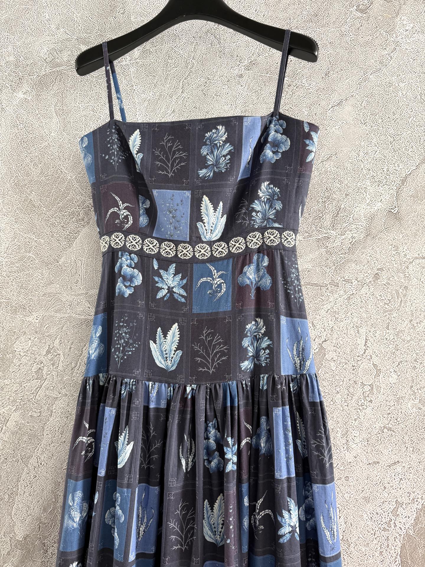 现货‼️‼️/吊带连衣裙✨Agua度假风热带植卉印花长裙，亚麻材质、内衬全棉，很透气完全不会闷热，日常穿