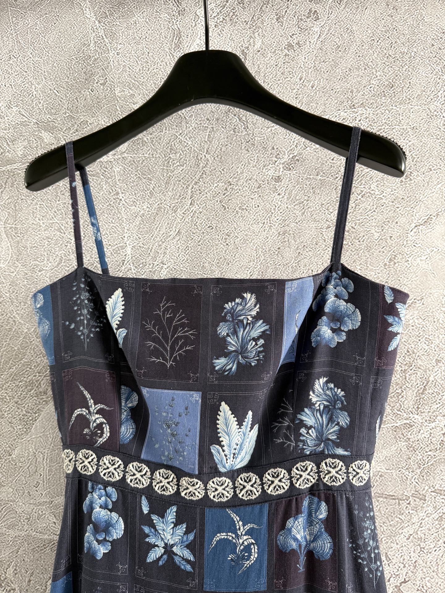 现货‼️‼️/吊带连衣裙✨Agua度假风热带植卉印花长裙，亚麻材质、内衬全棉，很透气完全不会闷热，日常穿