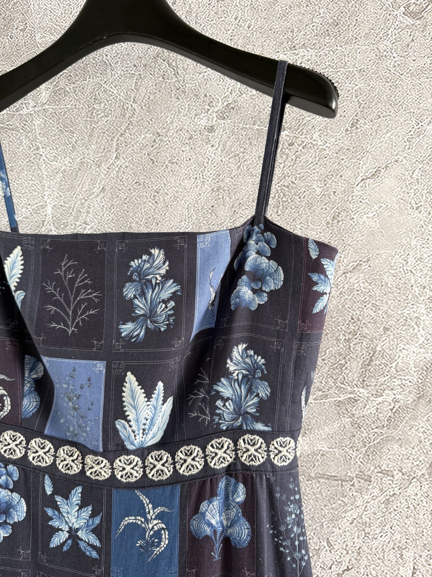 现货‼️‼️/吊带连衣裙✨Agua度假风热带植卉印花长裙，亚麻材质、内衬全棉，很透气完全不会闷热，日常穿