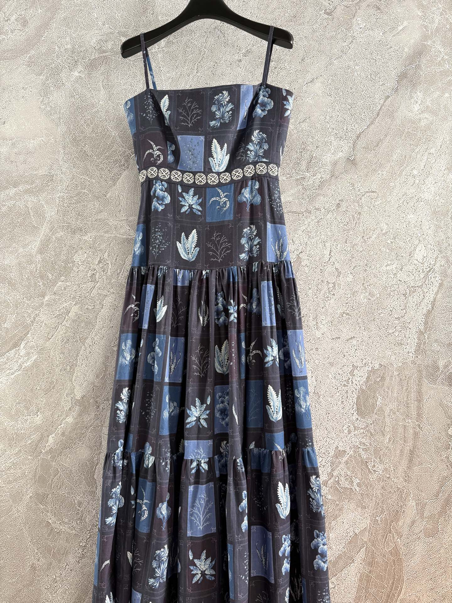 现货‼️‼️/吊带连衣裙✨Agua度假风热带植卉印花长裙，亚麻材质、内衬全棉，很透气完全不会闷热，日常穿