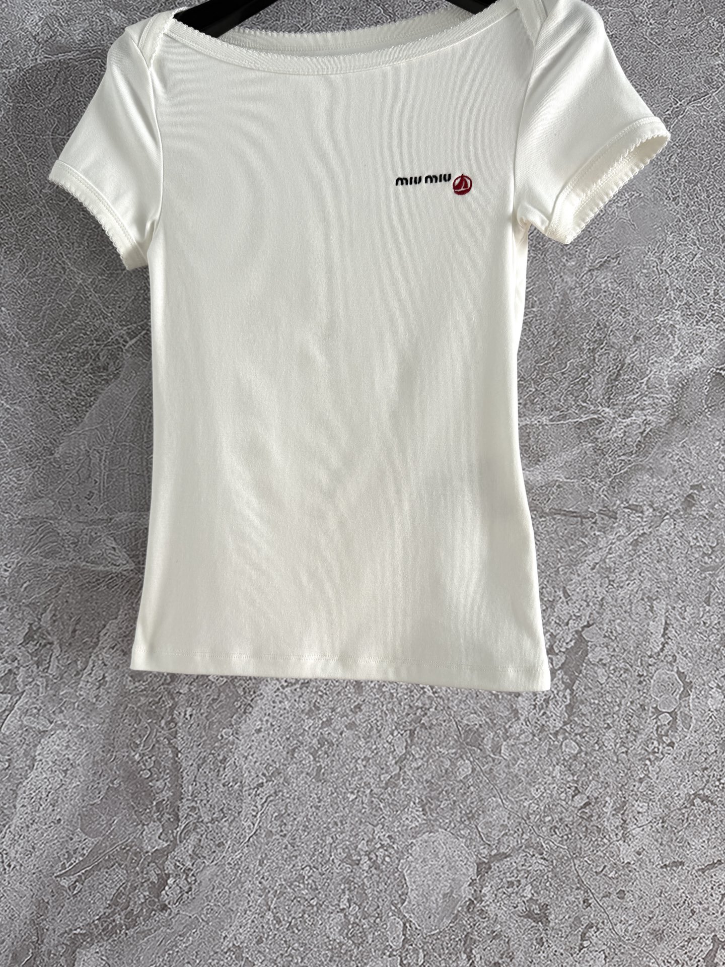 花边t恤✨弹力平纹针织棉质tee，胸前帆船刺绣，领口袖口花边齿轮绣花，简洁版型太好穿了，搭配性高 刚需人