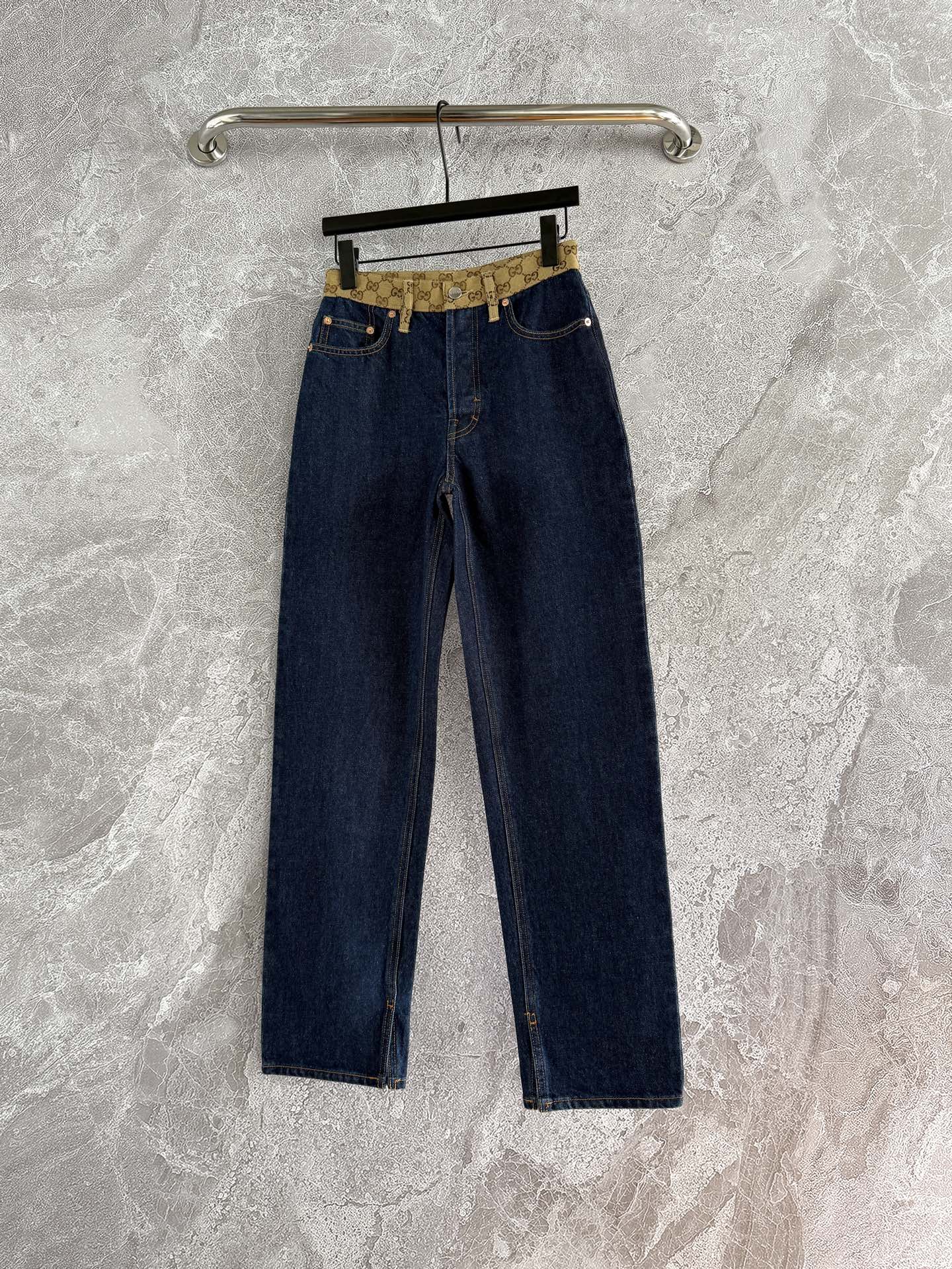 现货‼️‼️🛒款号1/老花腰牛仔裤✨色织老花帆布边饰男友式牛仔裤，四季厚度的那种，全棉牛仔轻微弹力，上身