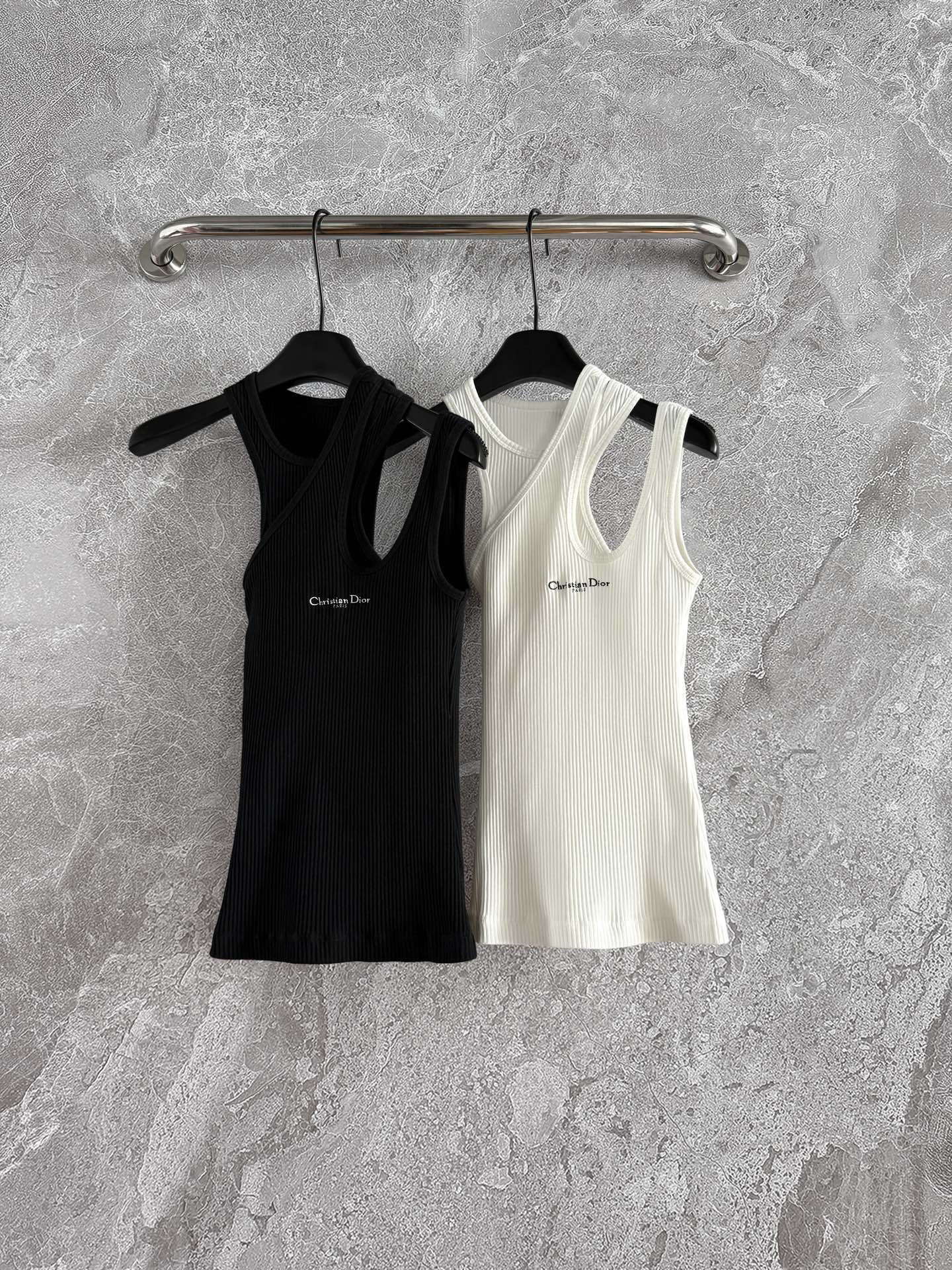 现货‼️‼️🛒款号2/交叉背心✨不对称设计，是自己可拆的，相当于两件背心，试试拆开多样穿法，螺纹针织棉质