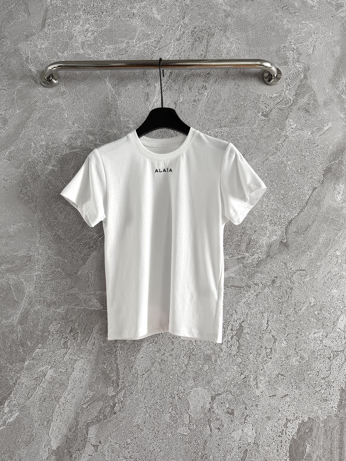 现货‼️‼️🛒款号3090/基础正肩t恤✨上身特别有辨识度，装饰字母刺绣，正肩就是显瘦好穿，别有一种精致