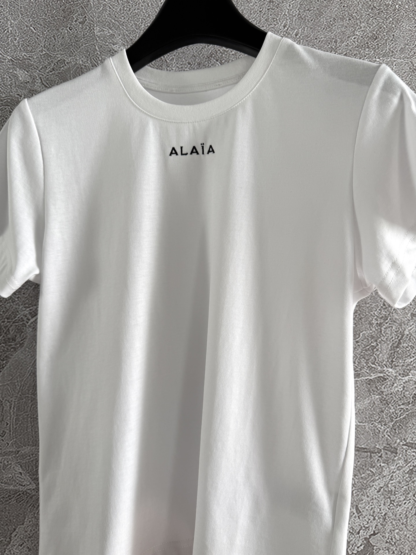 现货‼️‼️🛒款号3090/基础正肩t恤✨上身特别有辨识度，装饰字母刺绣，正肩就是显瘦好穿，别有一种精致