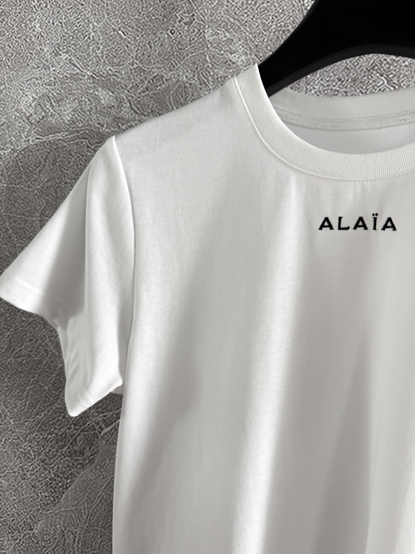 现货‼️‼️🛒款号3090/基础正肩t恤✨上身特别有辨识度，装饰字母刺绣，正肩就是显瘦好穿，别有一种精致