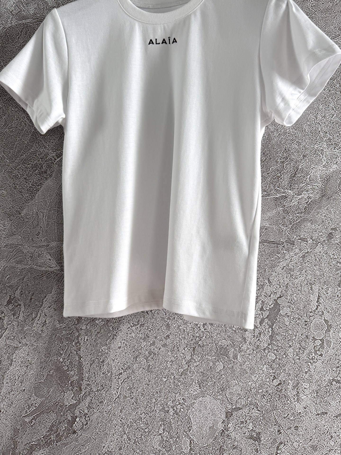 现货‼️‼️🛒款号3090/基础正肩t恤✨上身特别有辨识度，装饰字母刺绣，正肩就是显瘦好穿，别有一种精致