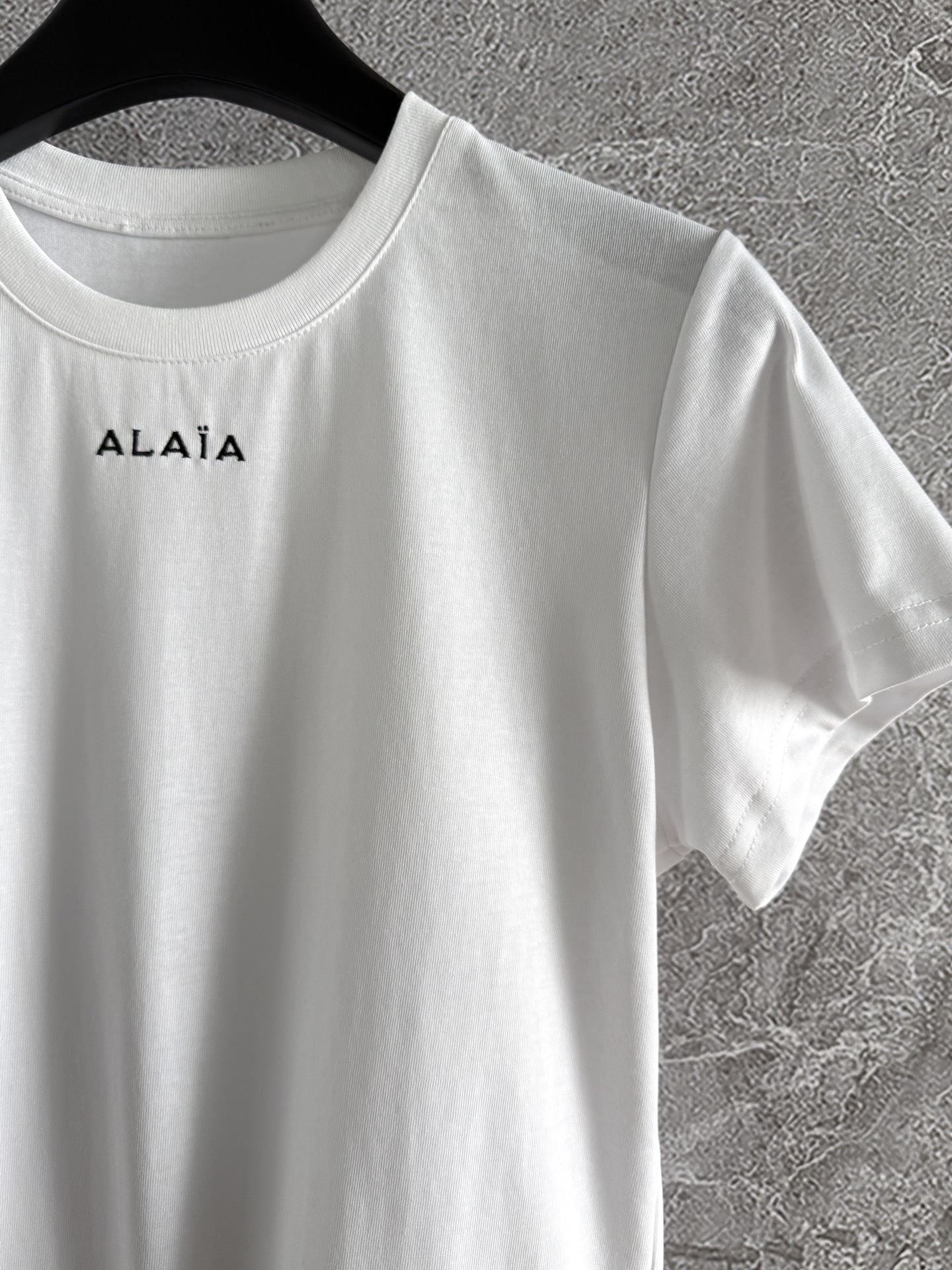 现货‼️‼️🛒款号3090/基础正肩t恤✨上身特别有辨识度，装饰字母刺绣，正肩就是显瘦好穿，别有一种精致