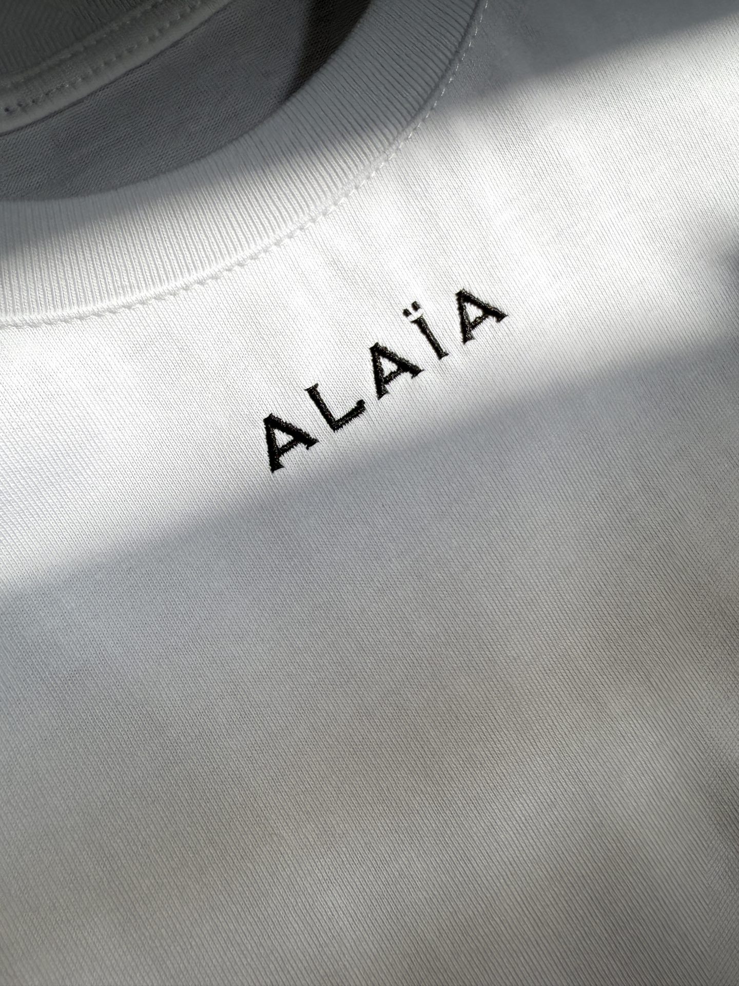 现货‼️‼️🛒款号3090/基础正肩t恤✨上身特别有辨识度，装饰字母刺绣，正肩就是显瘦好穿，别有一种精致