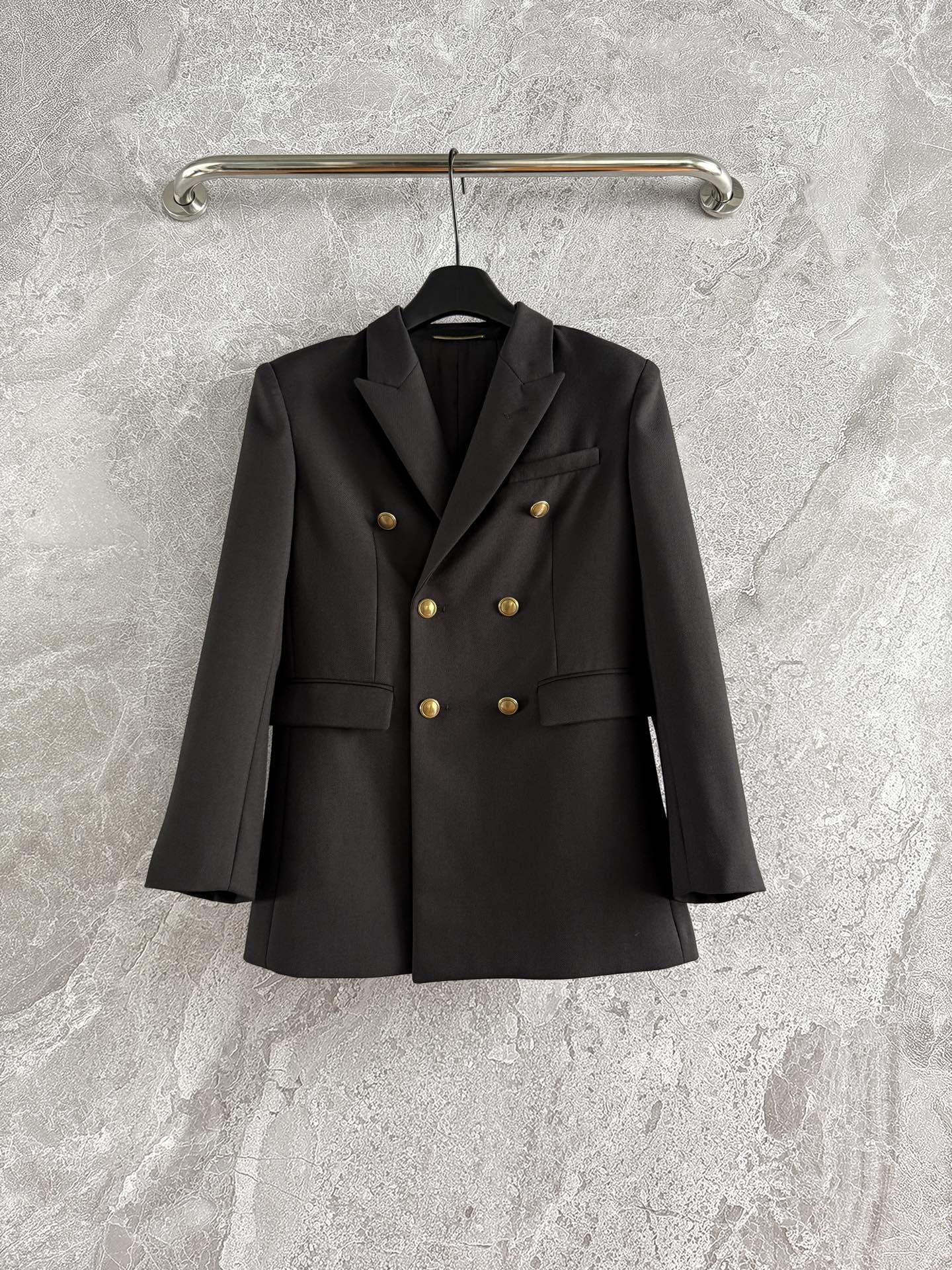 现货‼️‼️🛒款号3/精纺羊毛西装✨强捻纱斜纹羊毛面料，枪驳领、翻盖唇袋、金属双排扣设计，肩头轻微垫肩不